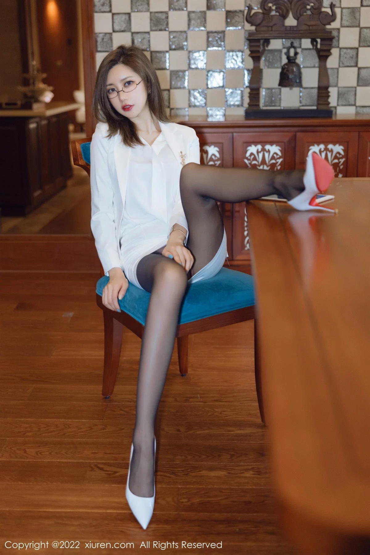 [[XiuRen秀人网]秀人网]No.4544_女神绮里嘉ula珠三角旅拍脱白色职业装露性感粉色内衣诱惑写真75P