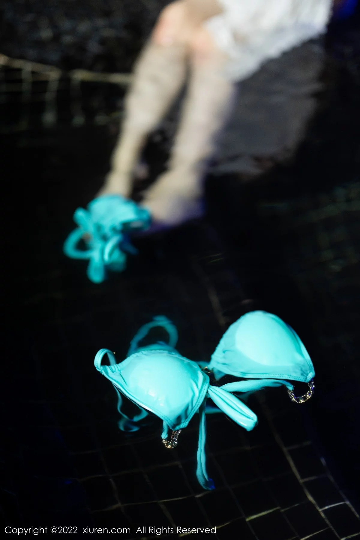 [[XiuRen秀人网]秀人网]No.4551_女神绮里嘉ula珠三角旅拍泳池边蓝色比基尼秀完美身材诱惑写真64P