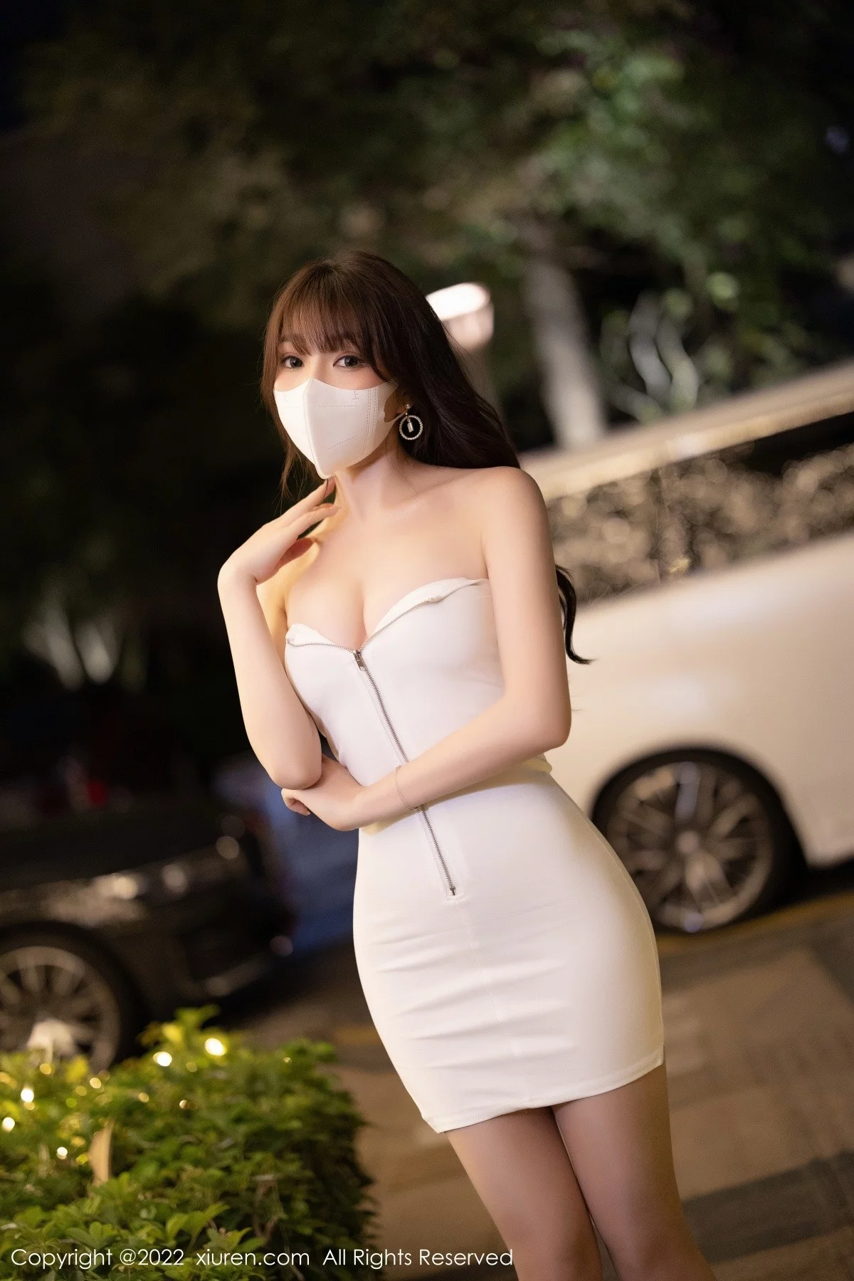 [[XiuRen秀人网]秀人网]No.4550_女神芝芝Booty白色低胸连衣裙配原色丝袜秀完美身材诱惑写真72P