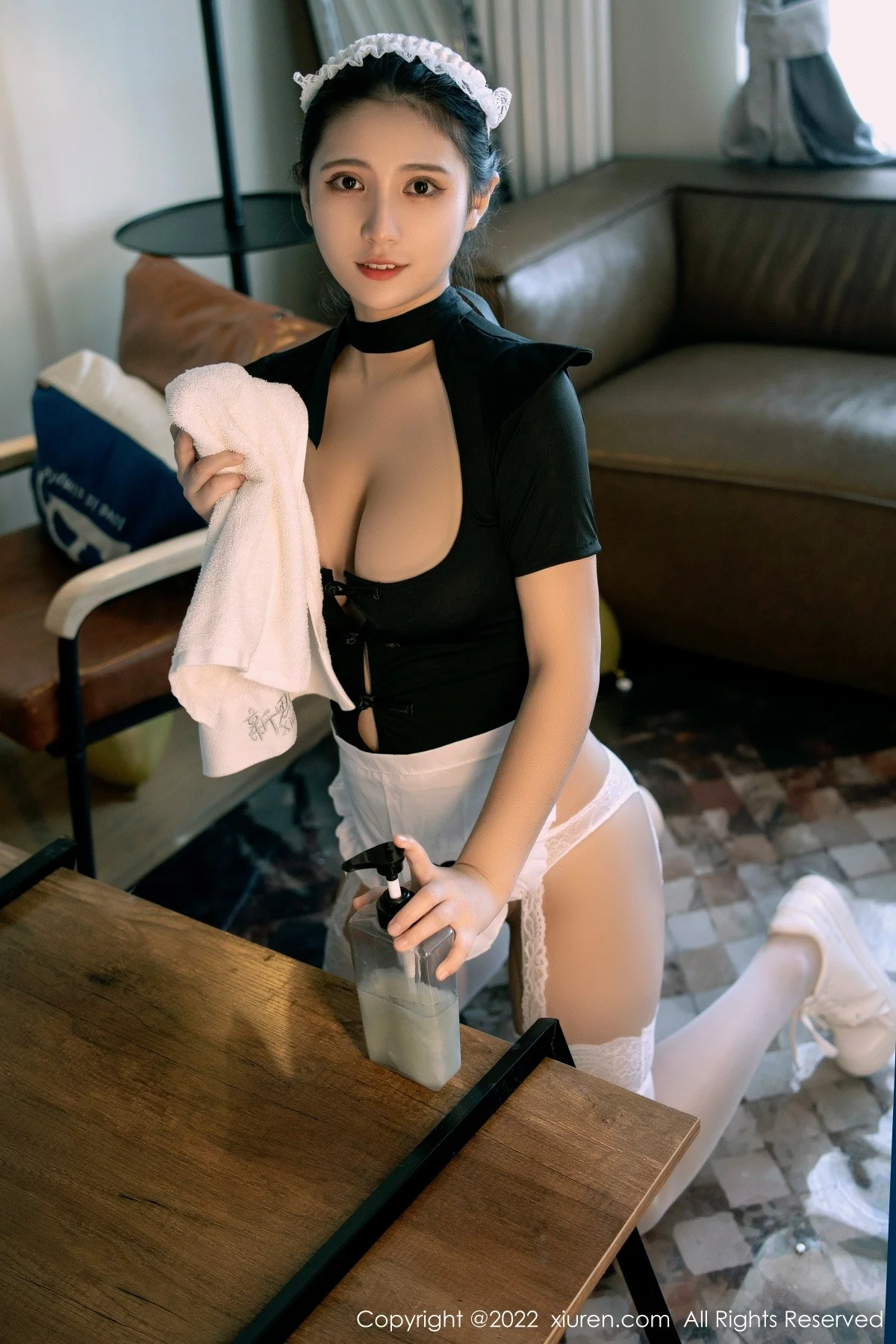 [[XiuRen秀人网]秀人网]No.4554_模特久久Aimee私房性感女仆装配白色蕾丝吊袜完美诱惑写真56P