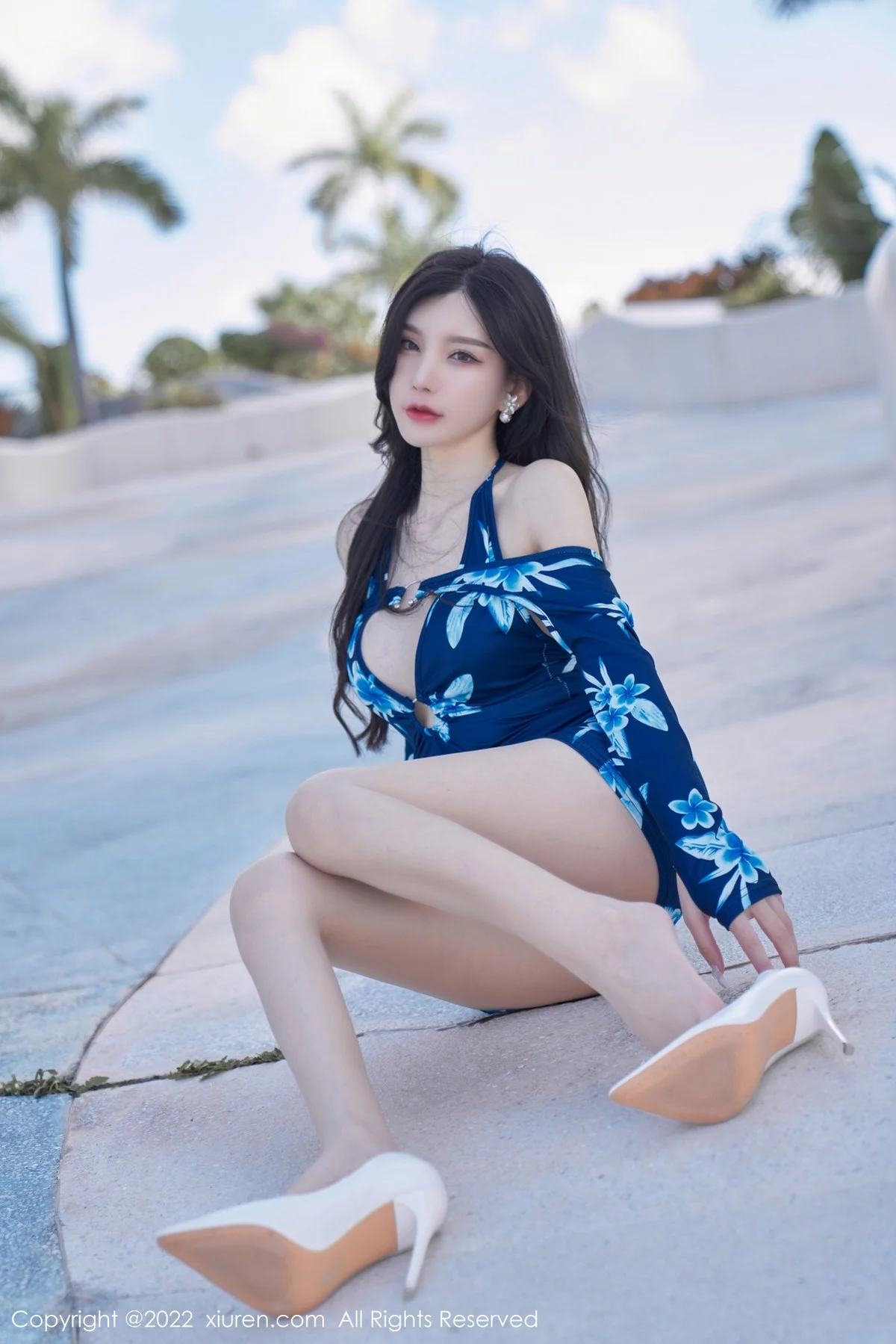 [[XiuRen秀人网]秀人网]No.4563_女神周于希Sally三亚旅拍性感蓝花纹连身衣秀翘臀美腿诱惑写真72P