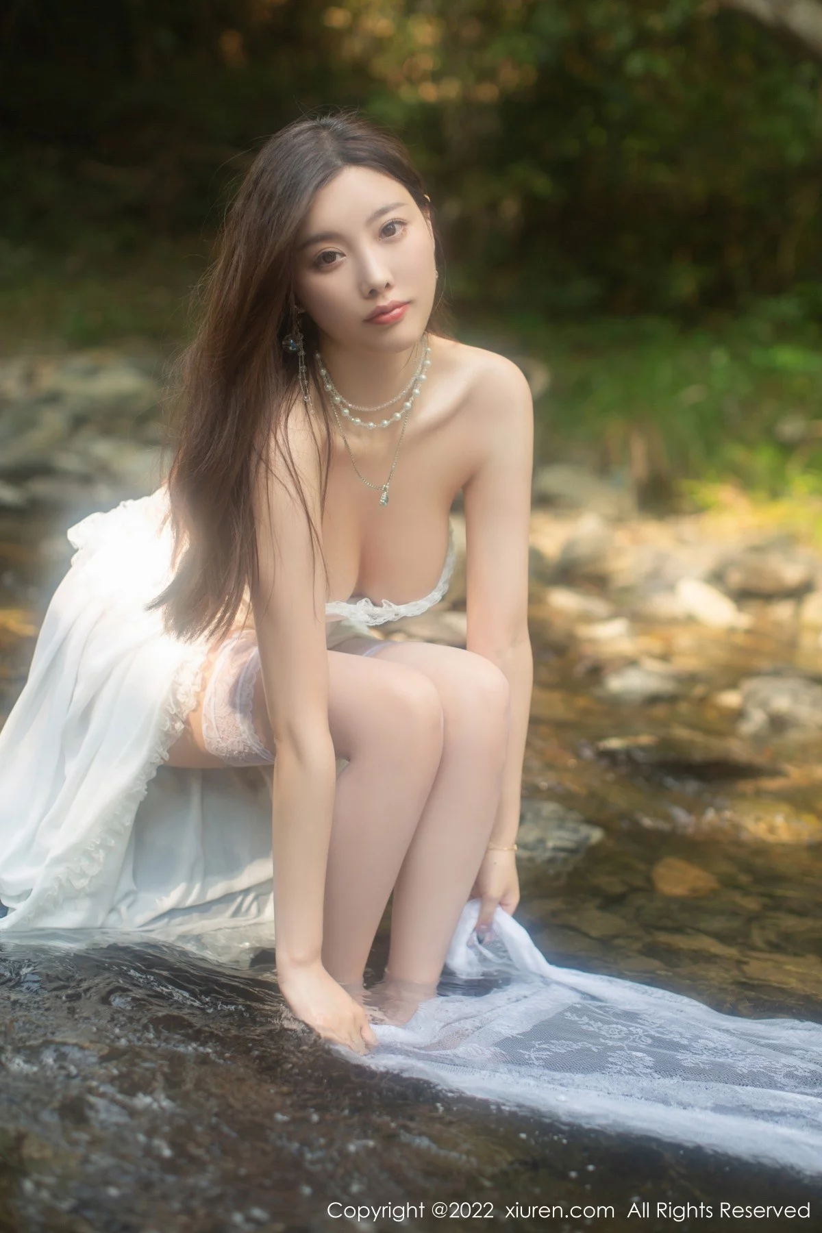 [[XiuRen秀人网]秀人网]No.4564_女神杨晨晨Yome户外小溪场景白色礼裙配白丝袜完美诱惑写真86P