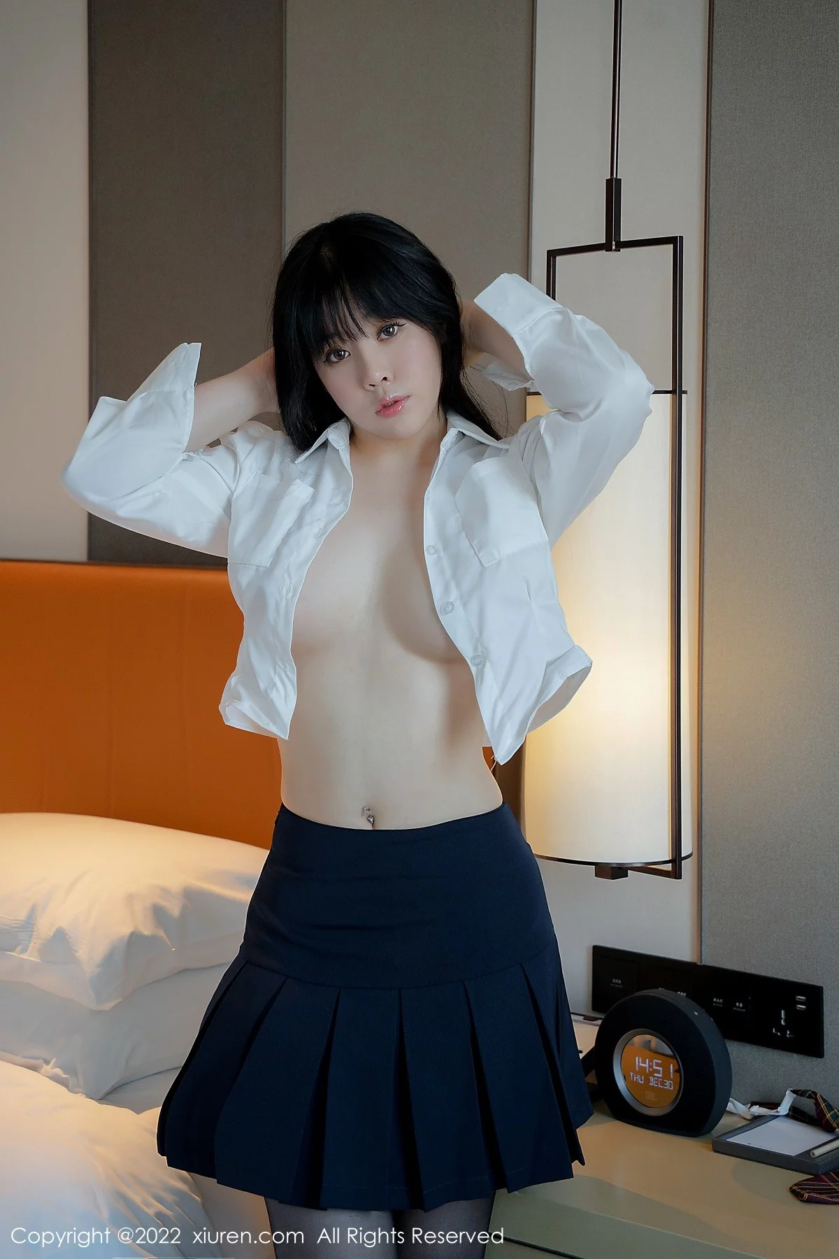 [[XiuRen秀人网]秀人网]No.4558_模特徐媛媛私房性感白色长T配蓝色短裙黑丝裤袜撩人诱惑写真51P