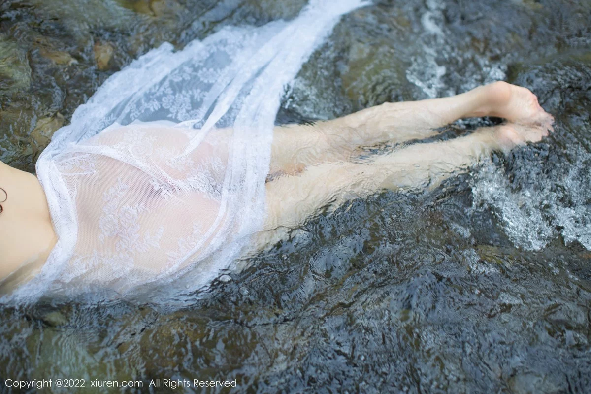 [[XiuRen秀人网]秀人网]No.4564_女神杨晨晨Yome户外小溪场景白色礼裙配白丝袜完美诱惑写真86P
