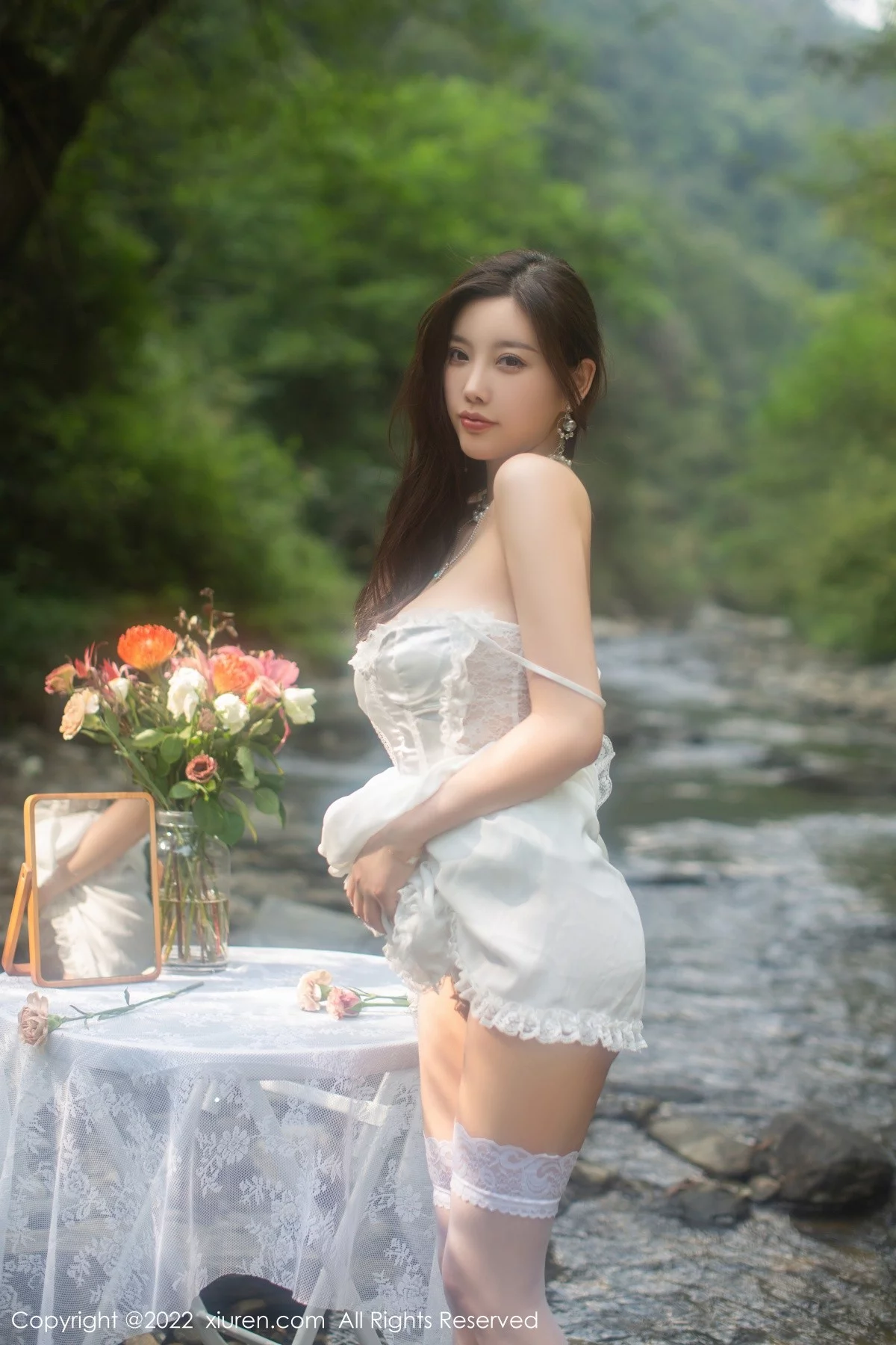 [[XiuRen秀人网]秀人网]No.4564_女神杨晨晨Yome户外小溪场景白色礼裙配白丝袜完美诱惑写真86P