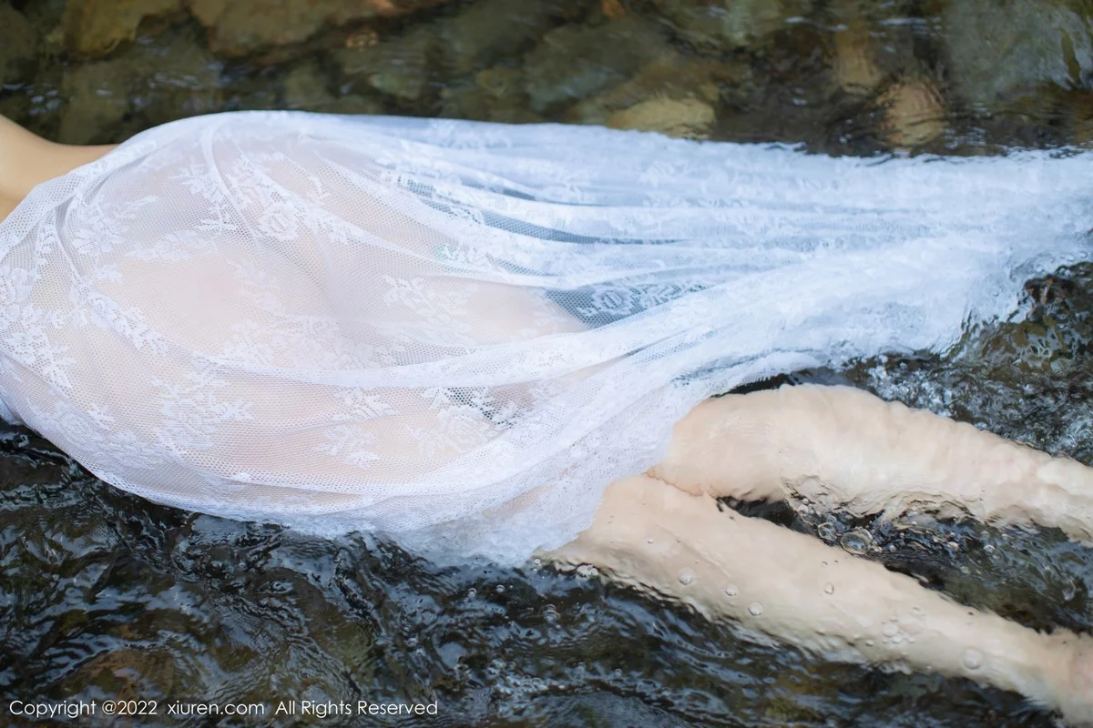 [[XiuRen秀人网]秀人网]No.4564_女神杨晨晨Yome户外小溪场景白色礼裙配白丝袜完美诱惑写真86P