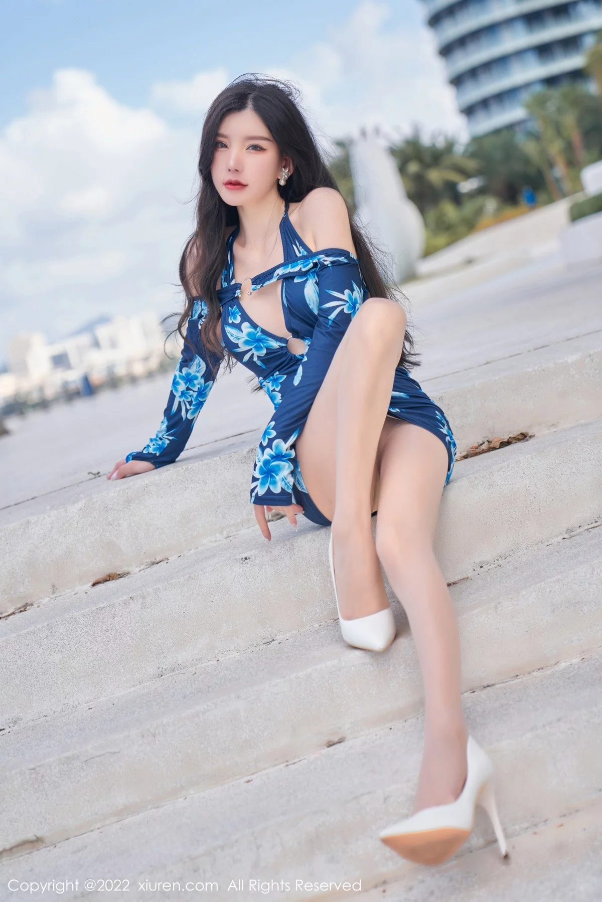 [[XiuRen秀人网]秀人网]No.4563_女神周于希Sally三亚旅拍性感蓝花纹连身衣秀翘臀美腿诱惑写真72P