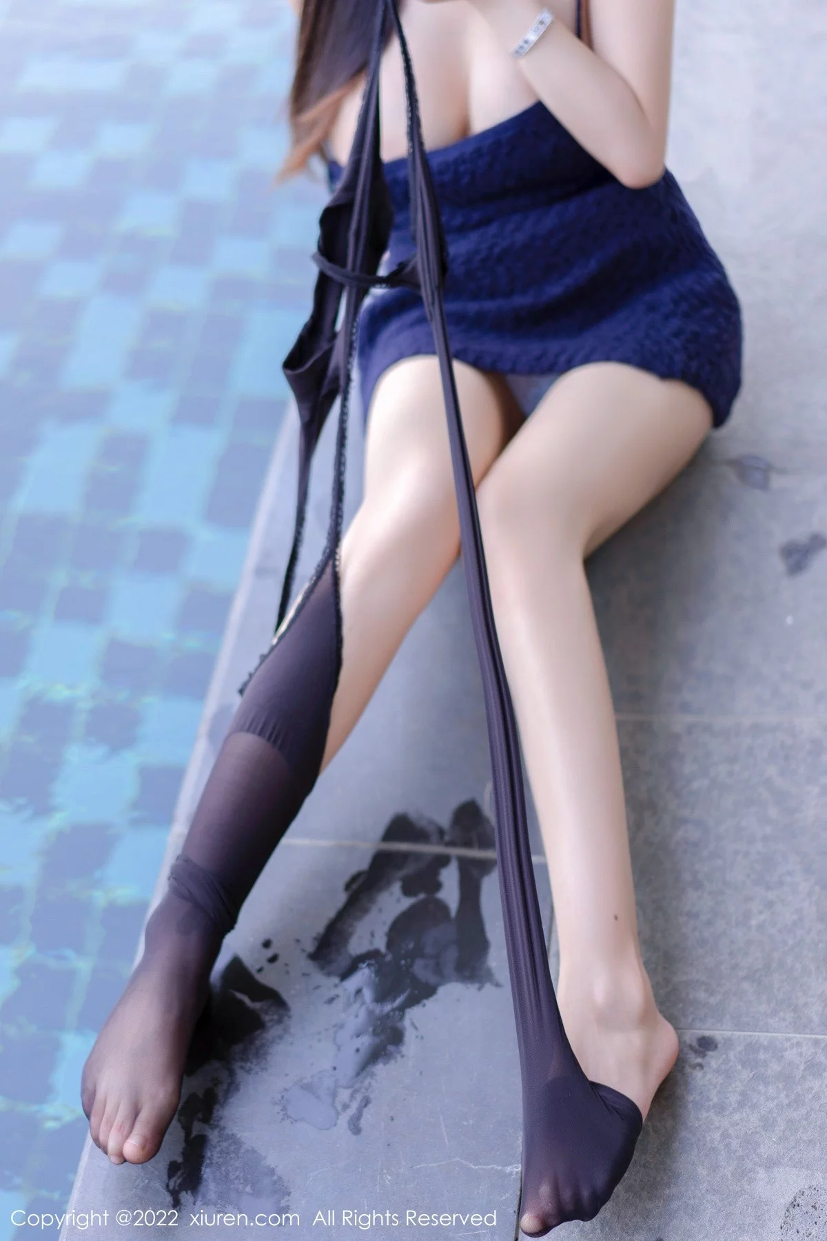 [[XiuRen秀人网]秀人网]No.4561_女神朱可儿Flora三亚旅拍深色低胸吊带长裙露丰满身材诱惑写真58P