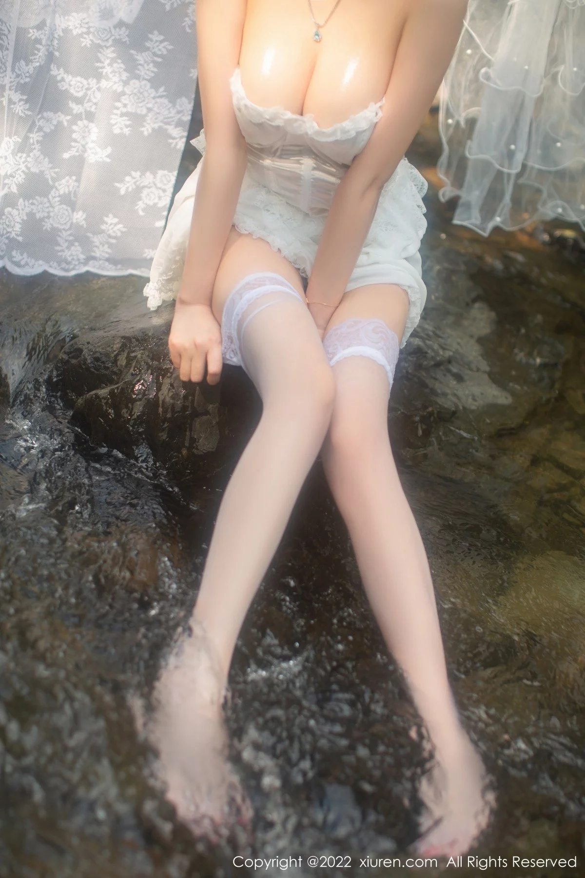 [[XiuRen秀人网]秀人网]No.4564_女神杨晨晨Yome户外小溪场景白色礼裙配白丝袜完美诱惑写真86P