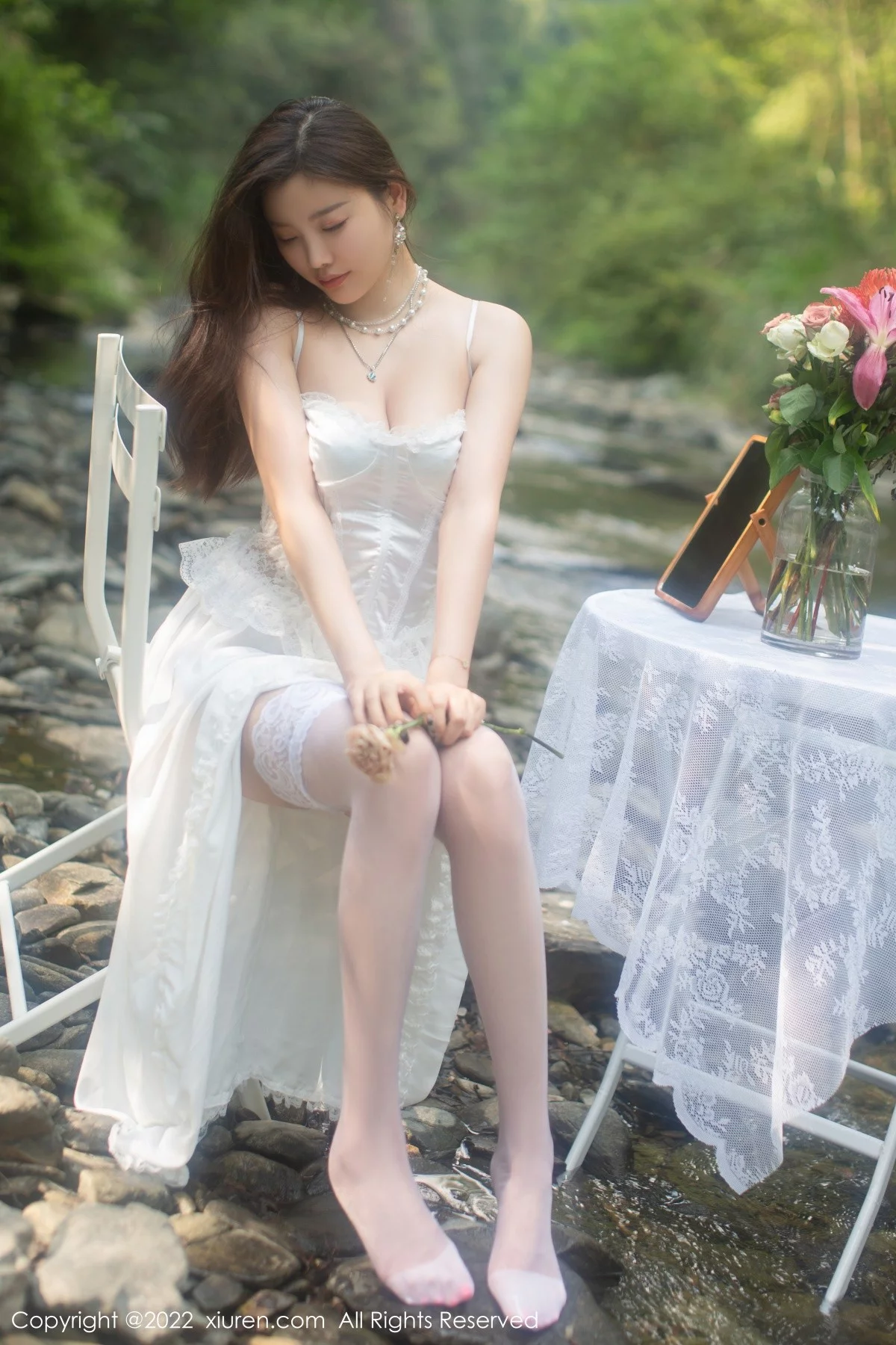 [[XiuRen秀人网]秀人网]No.4564_女神杨晨晨Yome户外小溪场景白色礼裙配白丝袜完美诱惑写真86P