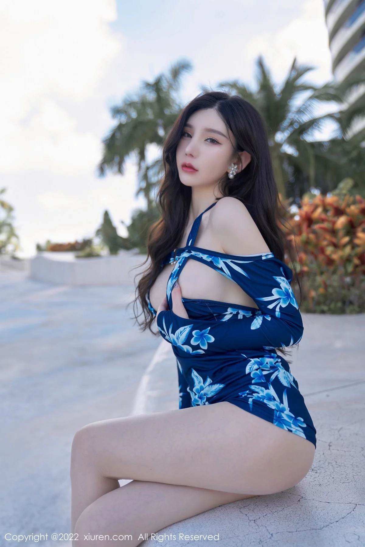 [[XiuRen秀人网]秀人网]No.4563_女神周于希Sally三亚旅拍性感蓝花纹连身衣秀翘臀美腿诱惑写真72P