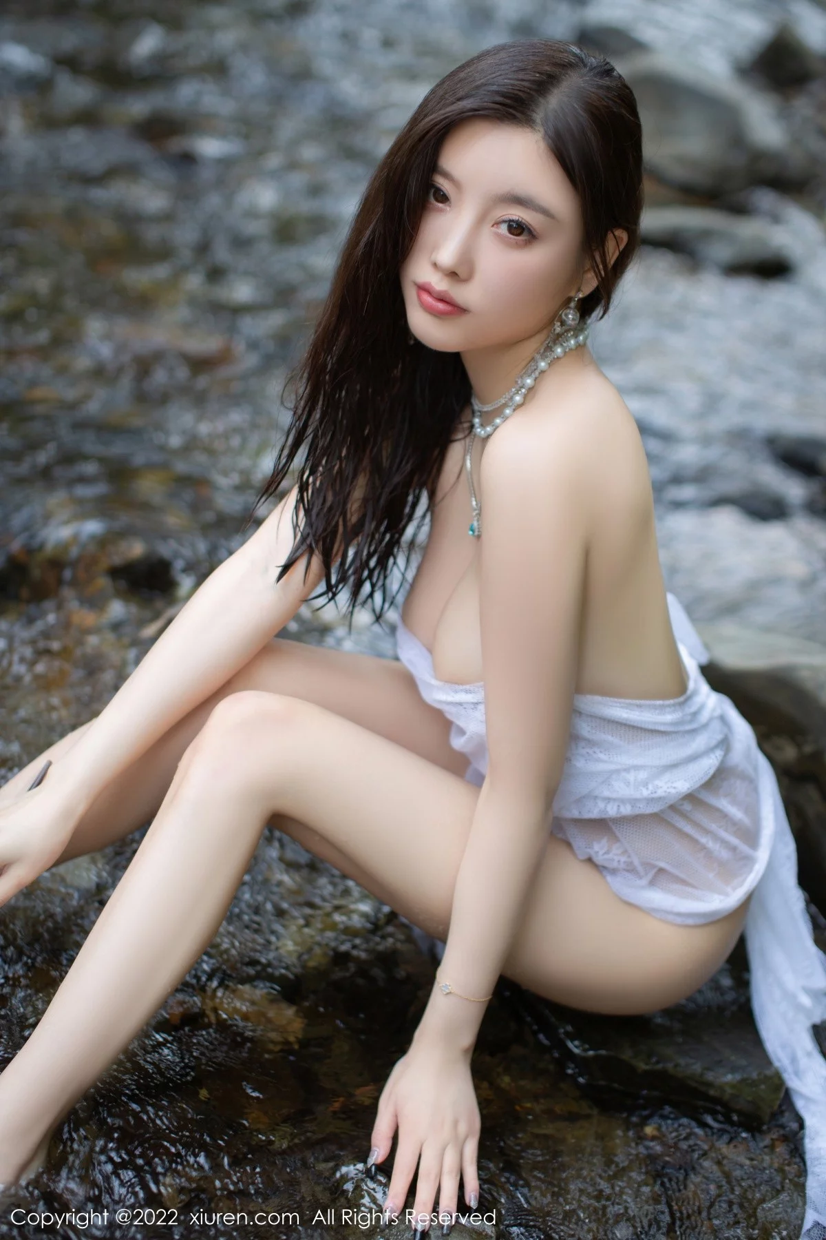 [[XiuRen秀人网]秀人网]No.4564_女神杨晨晨Yome户外小溪场景白色礼裙配白丝袜完美诱惑写真86P