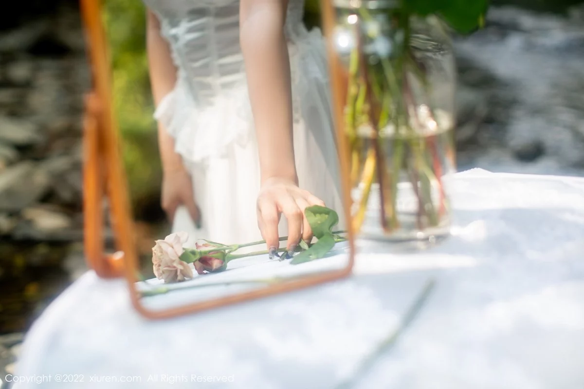 [[XiuRen秀人网]秀人网]No.4564_女神杨晨晨Yome户外小溪场景白色礼裙配白丝袜完美诱惑写真86P