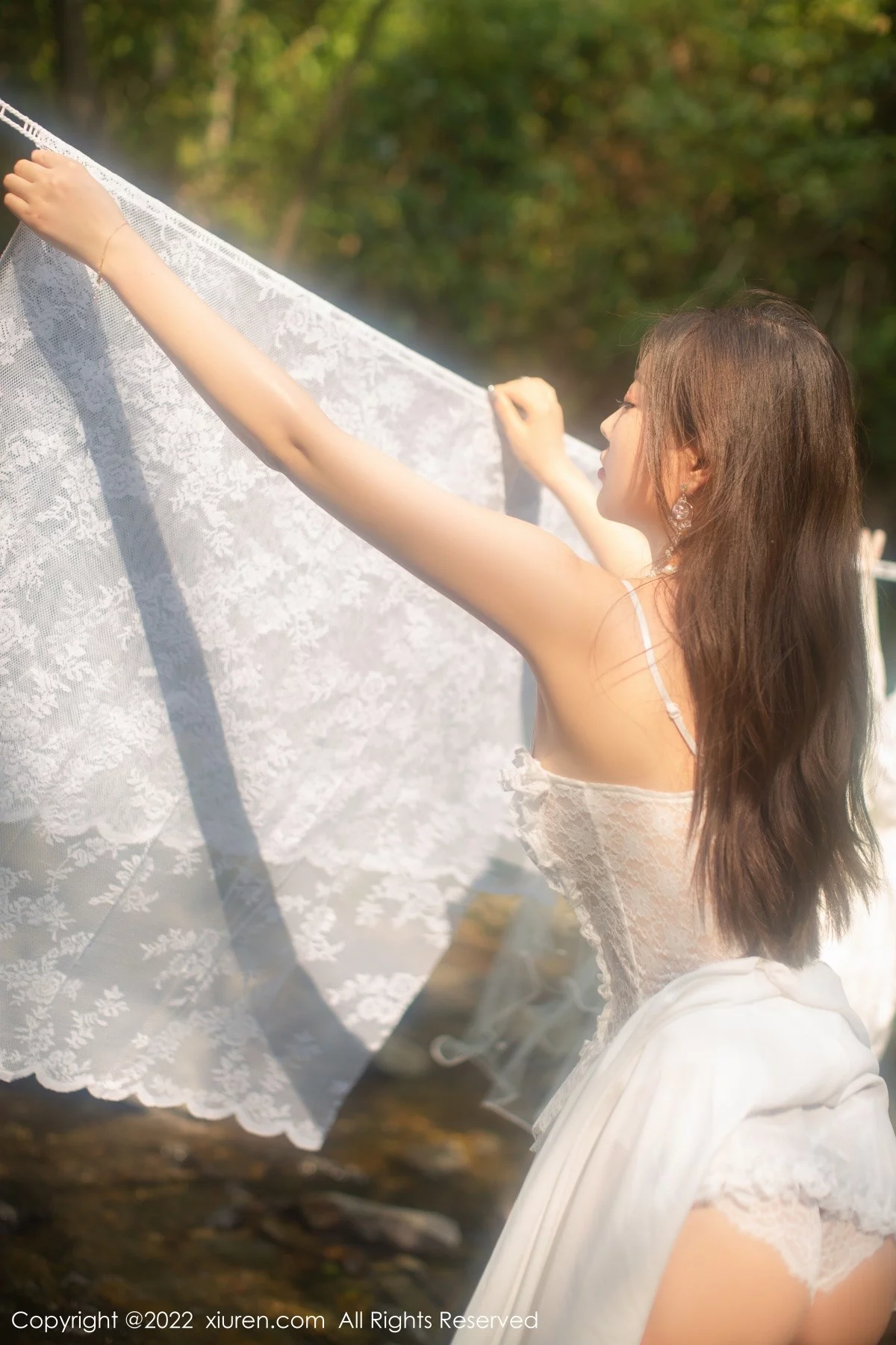 [[XiuRen秀人网]秀人网]No.4564_女神杨晨晨Yome户外小溪场景白色礼裙配白丝袜完美诱惑写真86P