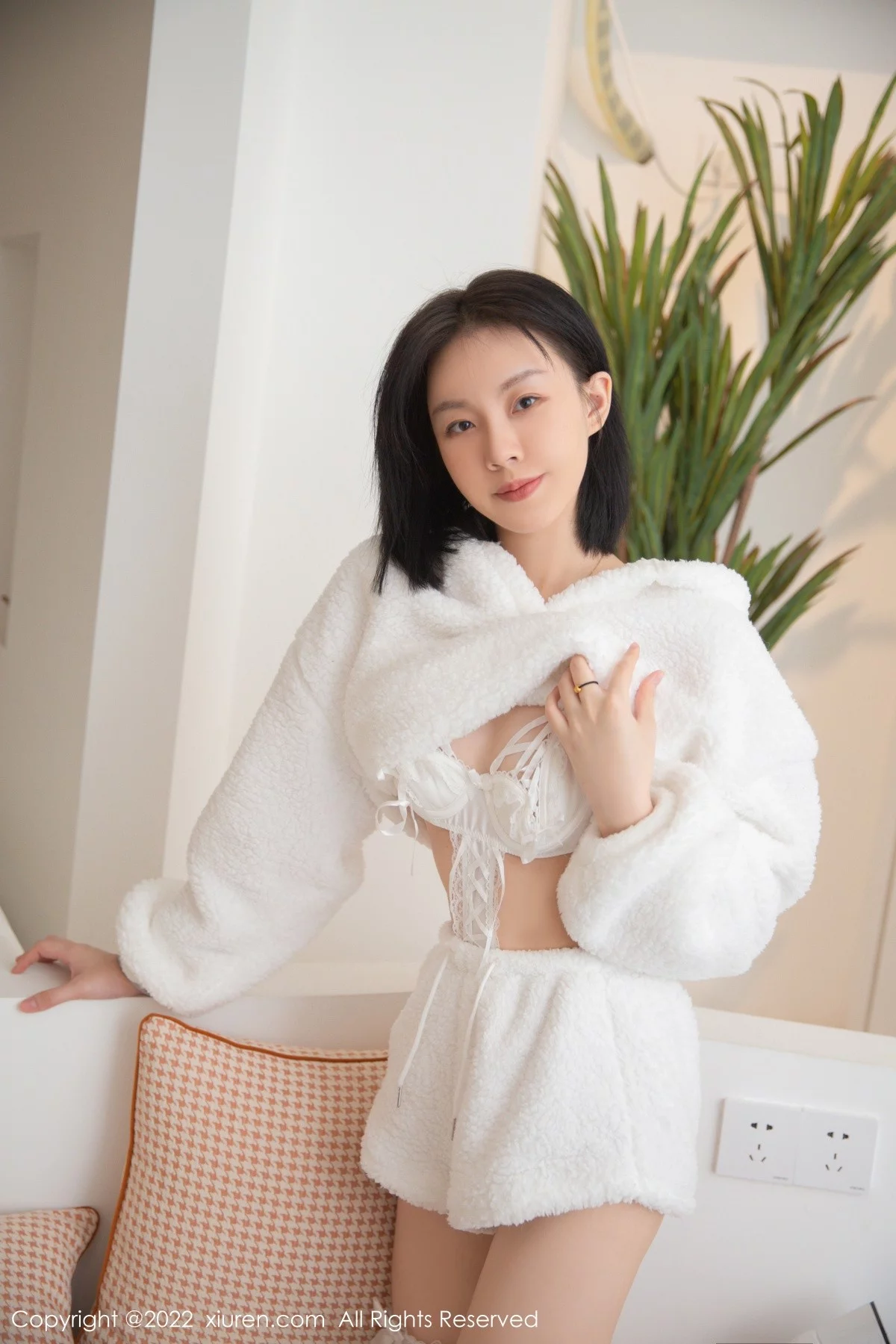 [[XiuRen秀人网]秀人网]No.4569_模特一颗甜蛋黄a私房脱纯白毛外衣露性感内衣白丝袜诱惑写真67P