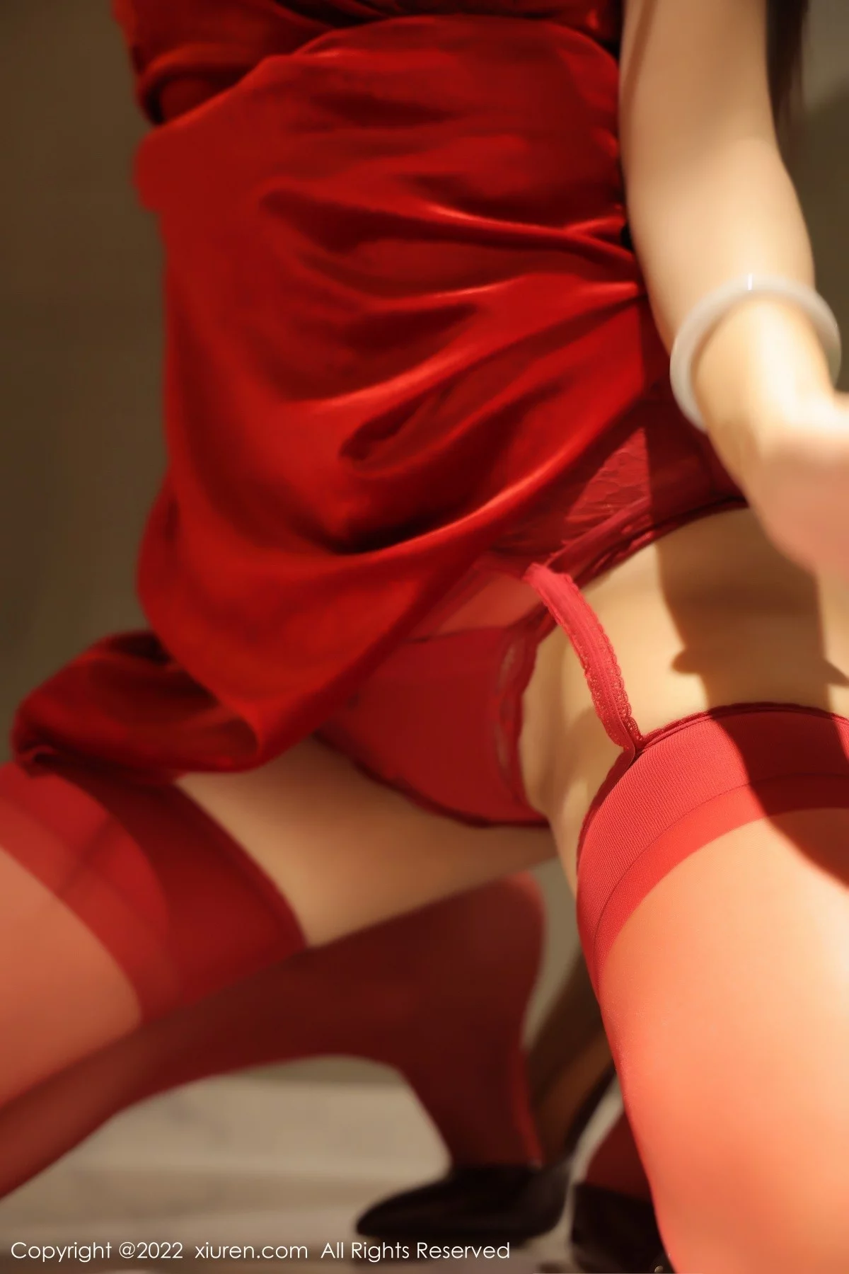 [[XiuRen秀人网]秀人网]No.4572_模特汐汐baby酒店场景红色吊裙配蕾丝吊袜秀凹凸身材诱惑写真80P