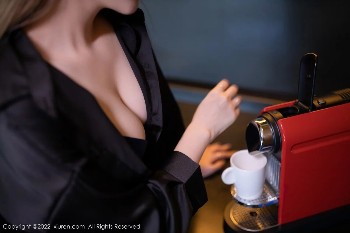 [[XiuRen秀人网]秀人网]No.4573_模特鱼子酱Fish三亚旅拍性感黑色长T配黑丝吊袜极致魅惑写真75P