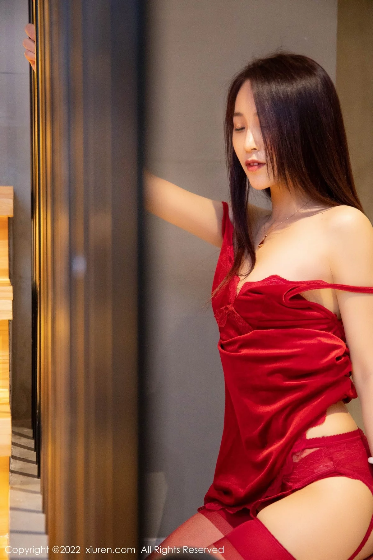 [[XiuRen秀人网]秀人网]No.4572_模特汐汐baby酒店场景红色吊裙配蕾丝吊袜秀凹凸身材诱惑写真80P