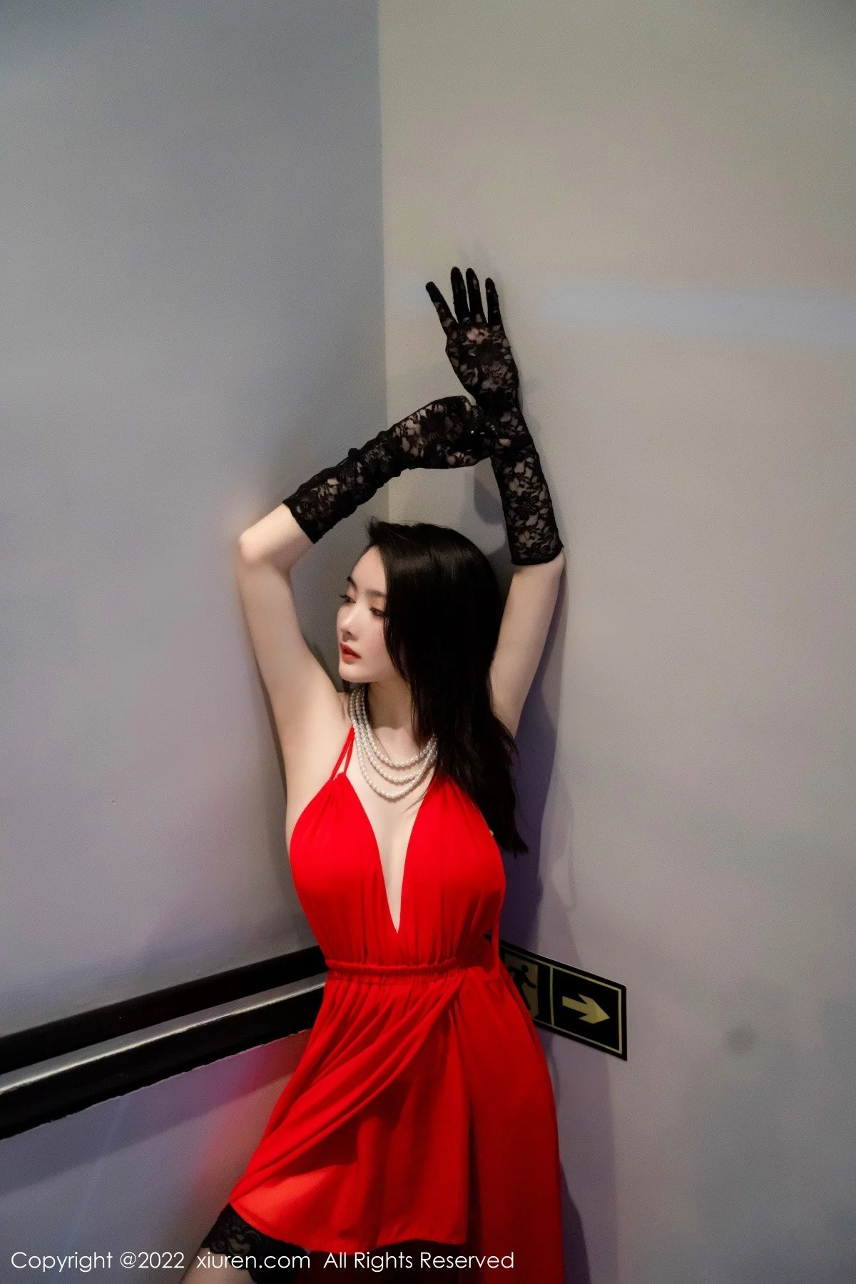 [[XiuRen秀人网]秀人网]No.4571_模特Summer宝宝性感红色连衣裙配黑色蕾丝袜秀美腿诱惑写真48P