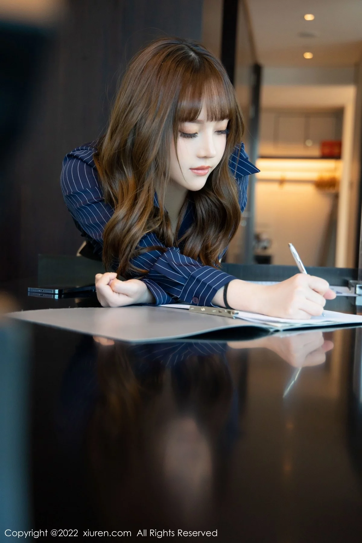 [[XiuRen秀人网]秀人网]No.4579_模特豆瓣酱性感蓝色衬衫配黑短裙露蕾丝袜秀丰满身材诱惑写真98P