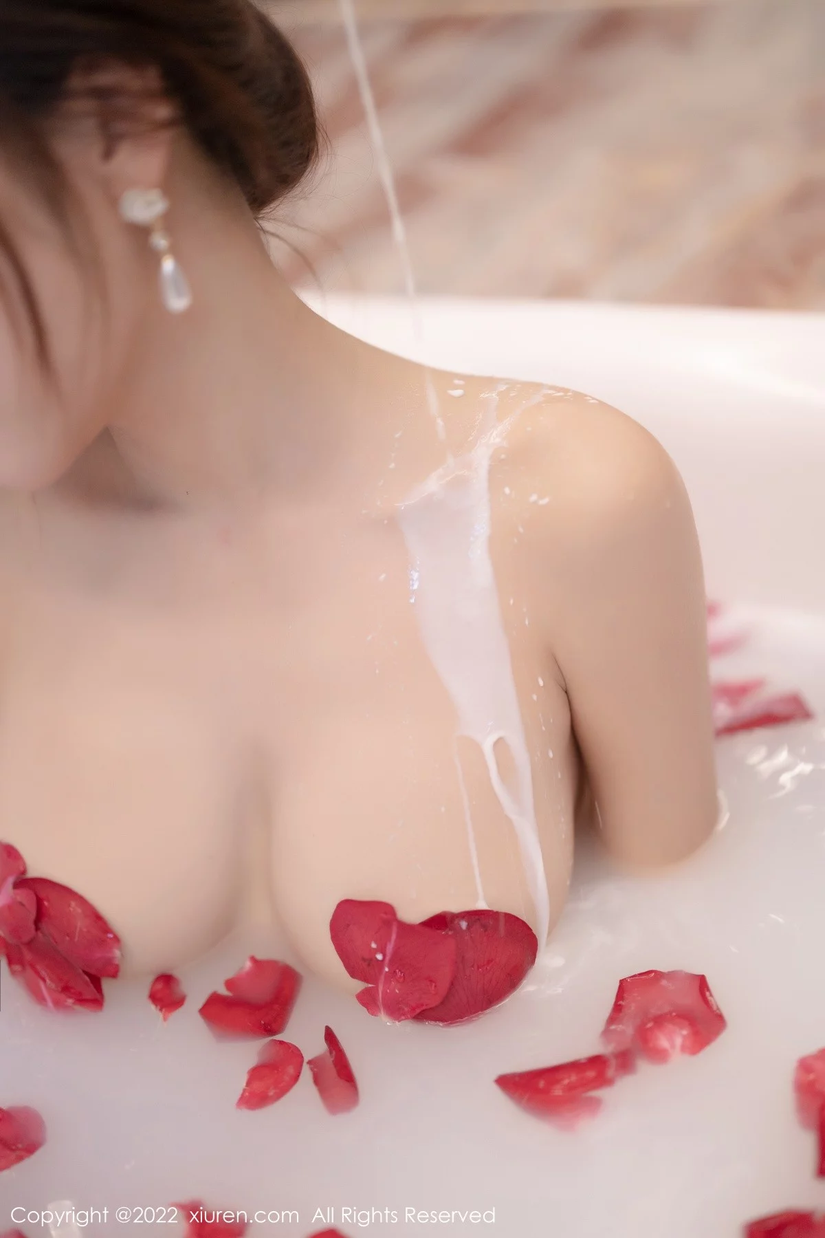 [[XiuRen秀人网]秀人网]No.4581_女神王馨瑶yanni户外性感蓝色长裙+浴室轻透服饰完美诱惑写真81P