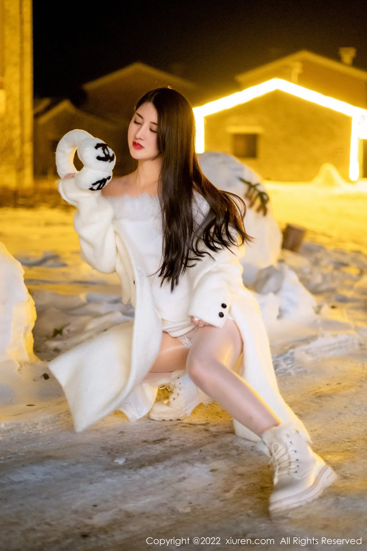 [[XiuRen秀人网]秀人网]No.4578_模特诗诗kiki私房脱性感白色毛外套露蕾丝内衣秀翘臀诱惑写真57P