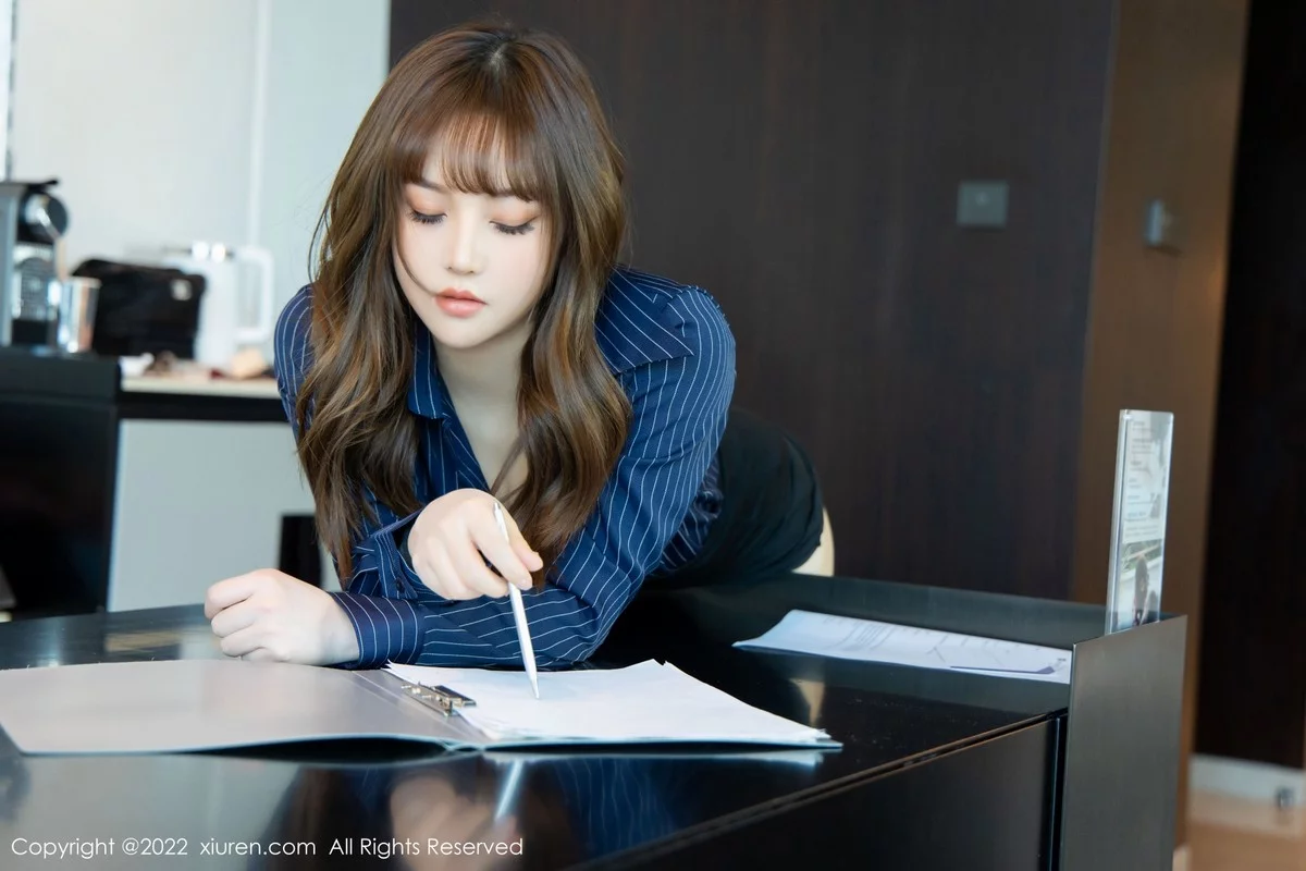 [[XiuRen秀人网]秀人网]No.4579_模特豆瓣酱性感蓝色衬衫配黑短裙露蕾丝袜秀丰满身材诱惑写真98P