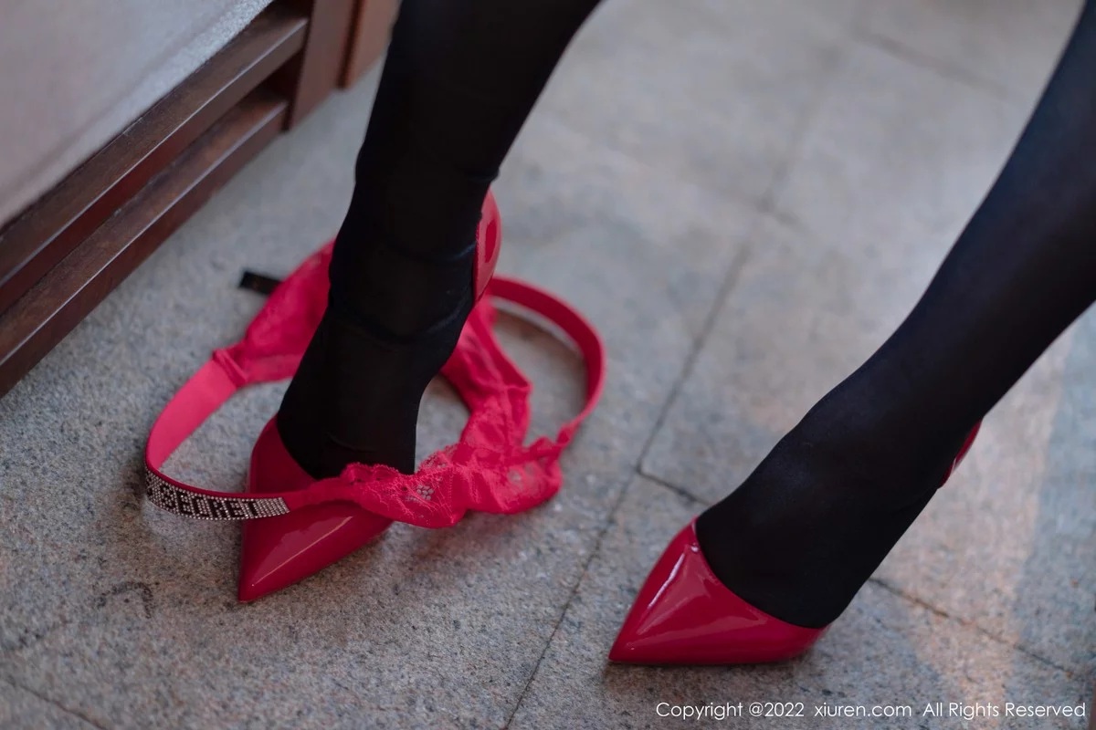 [[XiuRen秀人网]秀人网]No.4580_模特允爾情人节主题脱连衣裙露蕾丝内衣秀豪乳翘臀诱惑写真74P