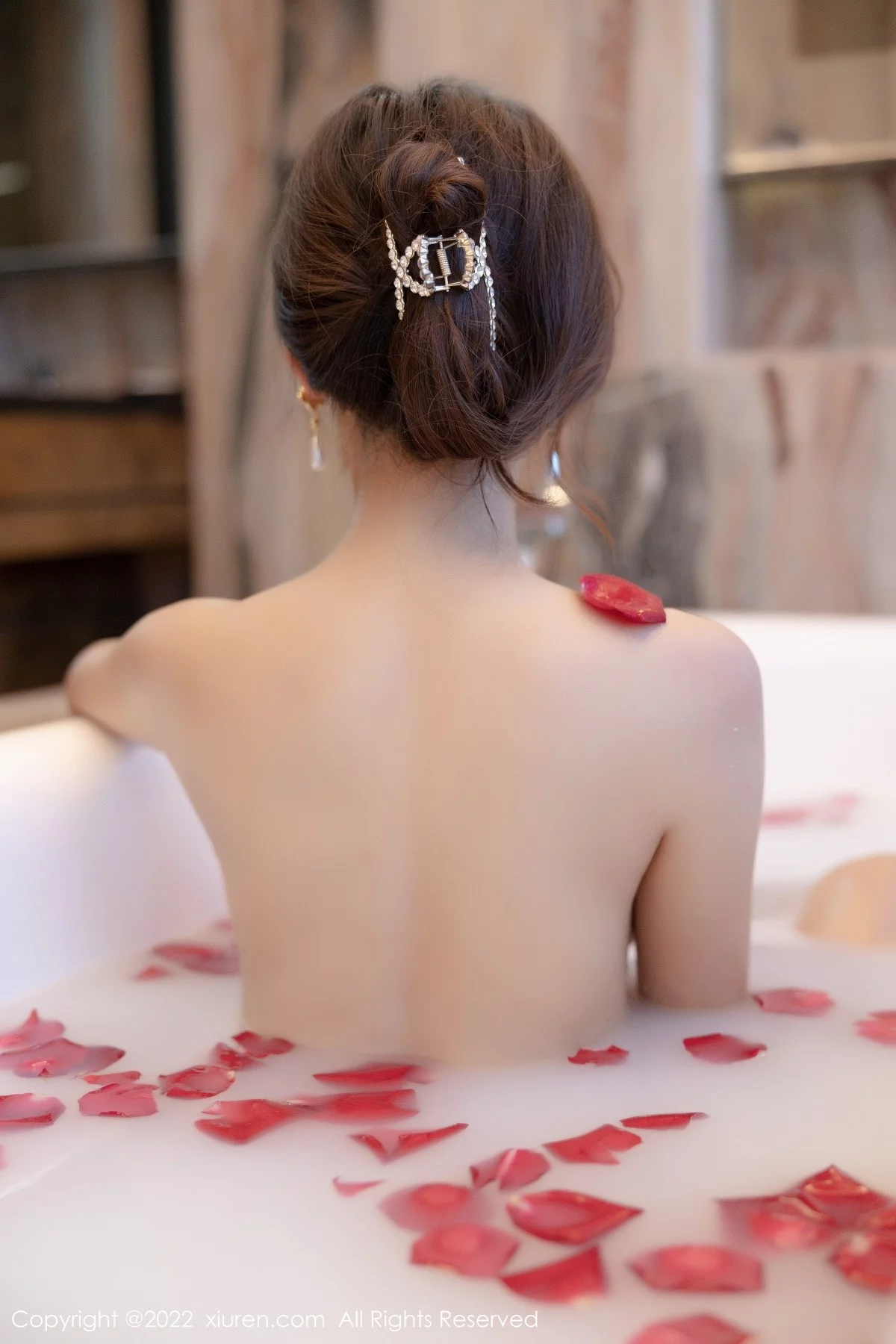 [[XiuRen秀人网]秀人网]No.4581_女神王馨瑶yanni户外性感蓝色长裙+浴室轻透服饰完美诱惑写真81P