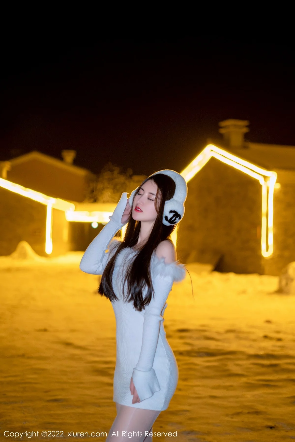 [[XiuRen秀人网]秀人网]No.4578_模特诗诗kiki私房脱性感白色毛外套露蕾丝内衣秀翘臀诱惑写真57P