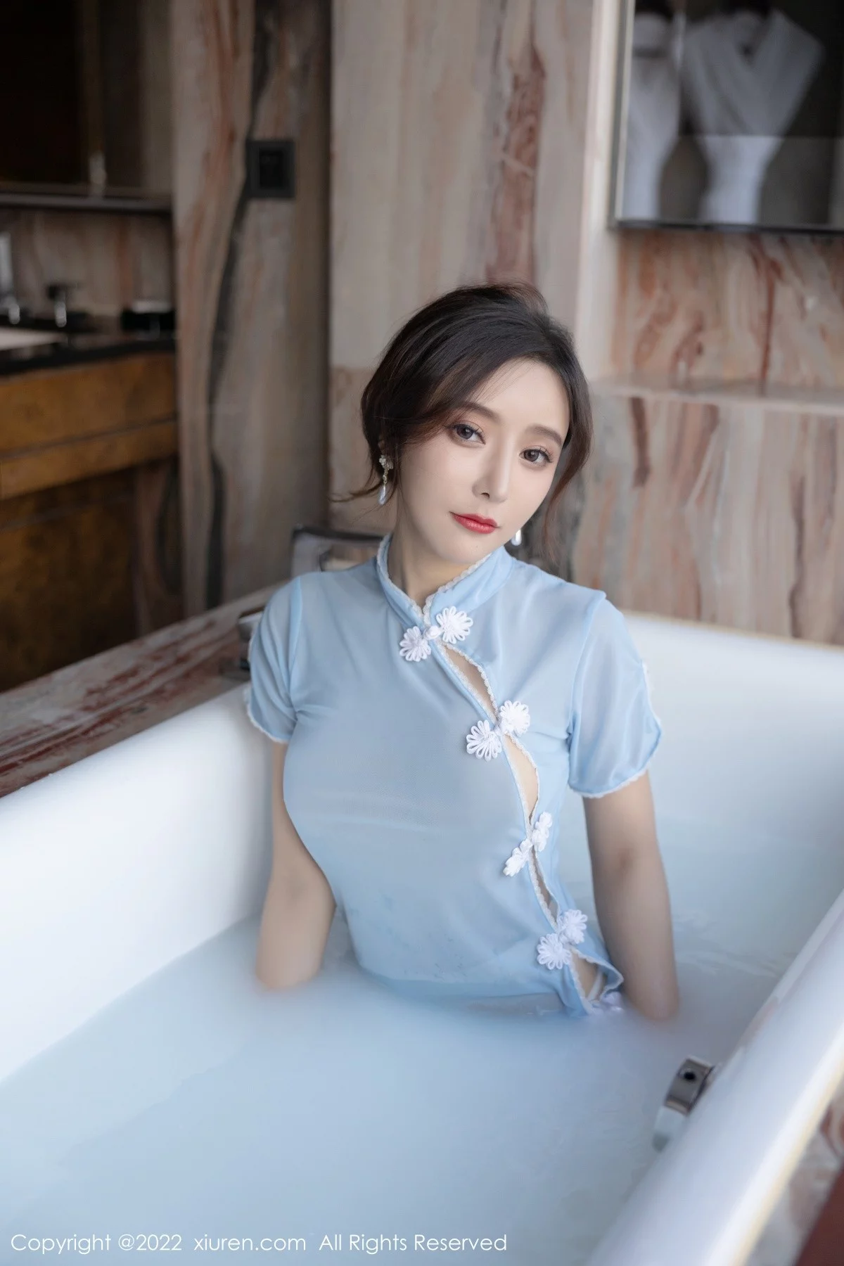 [[XiuRen秀人网]秀人网]No.4581_女神王馨瑶yanni户外性感蓝色长裙+浴室轻透服饰完美诱惑写真81P