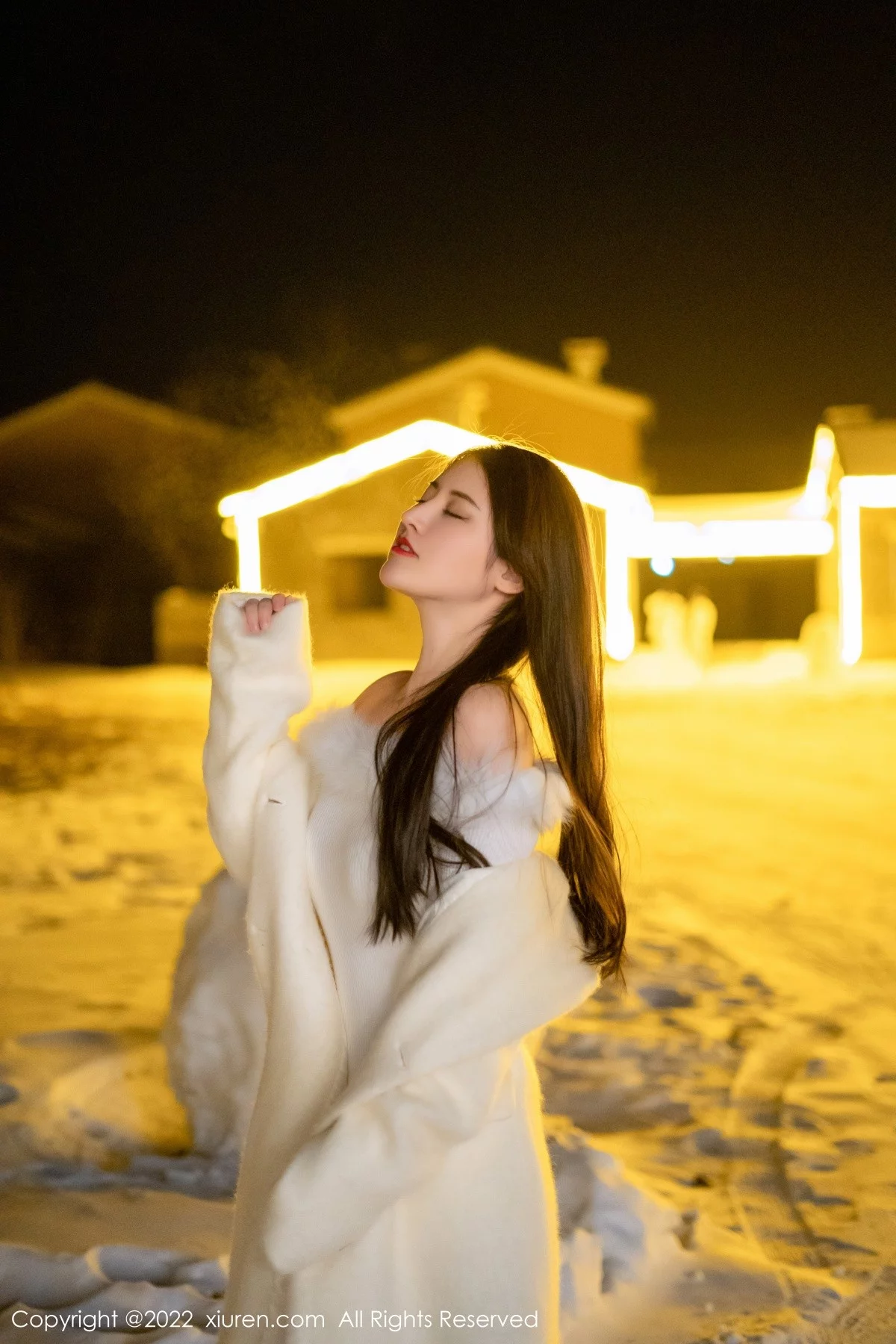 [[XiuRen秀人网]秀人网]No.4578_模特诗诗kiki私房脱性感白色毛外套露蕾丝内衣秀翘臀诱惑写真57P