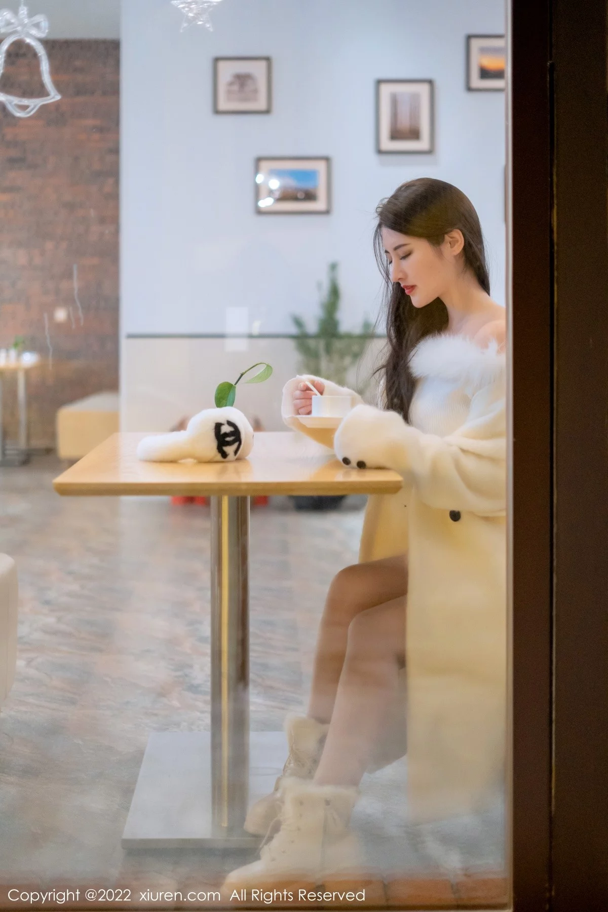 [[XiuRen秀人网]秀人网]No.4578_模特诗诗kiki私房脱性感白色毛外套露蕾丝内衣秀翘臀诱惑写真57P