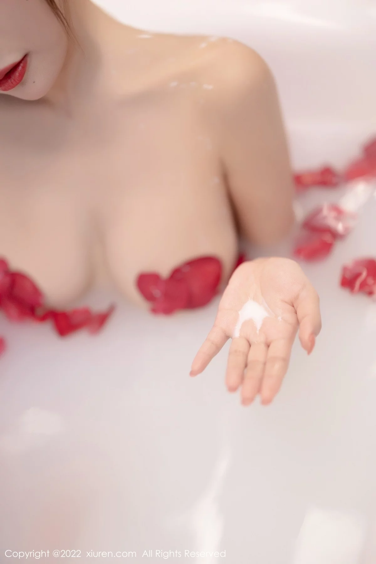 [[XiuRen秀人网]秀人网]No.4581_女神王馨瑶yanni户外性感蓝色长裙+浴室轻透服饰完美诱惑写真81P