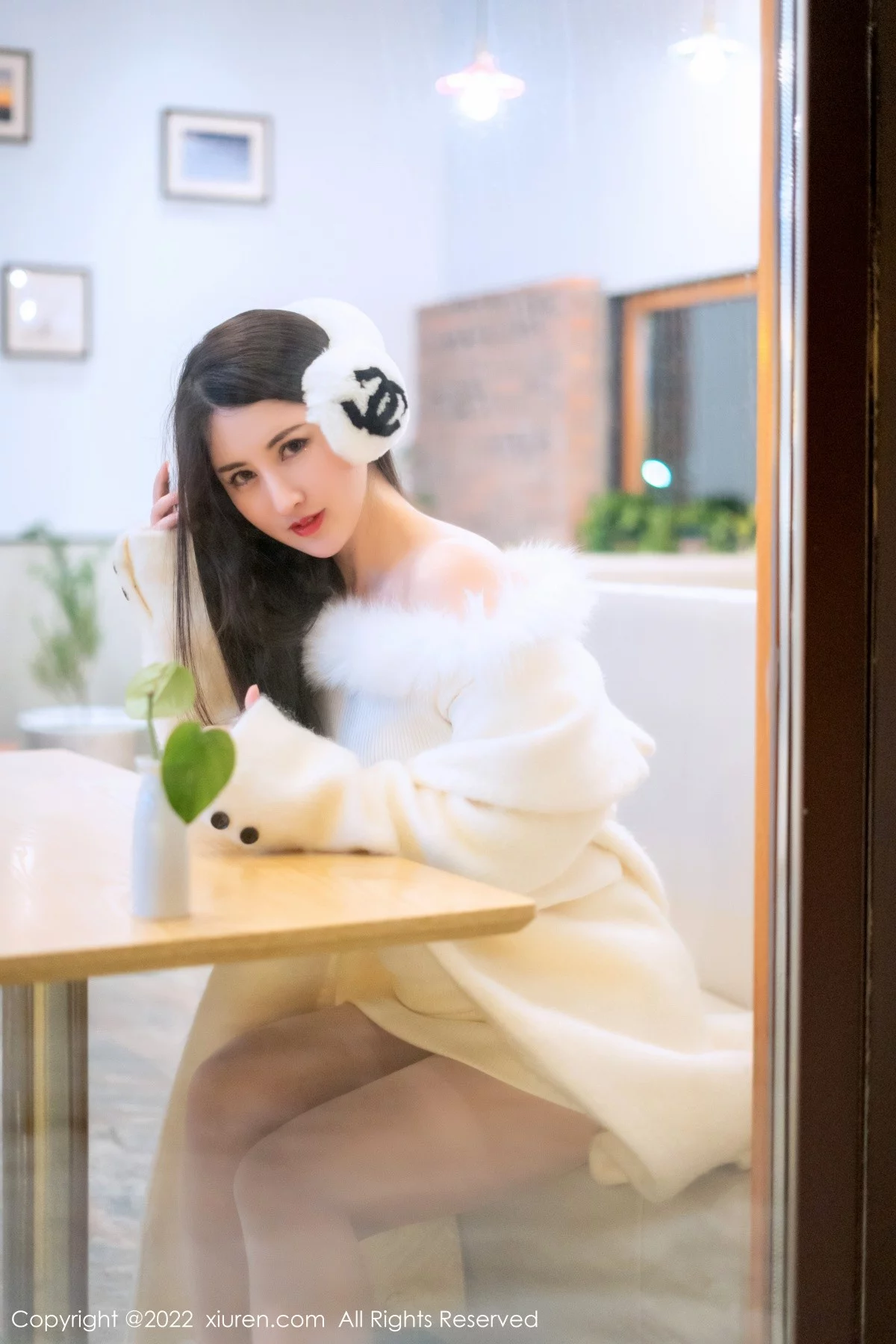 [[XiuRen秀人网]秀人网]No.4578_模特诗诗kiki私房脱性感白色毛外套露蕾丝内衣秀翘臀诱惑写真57P