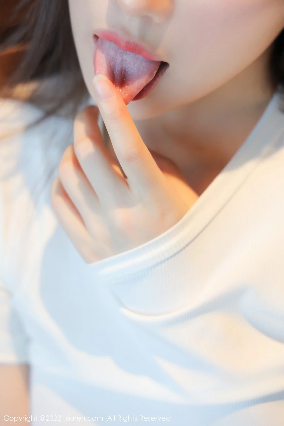 [[XiuRen秀人网]秀人网]No.4481_模特月音瞳白色连体衣配牛仔裤半脱露黑丝网袜秀美腿性感写真93P