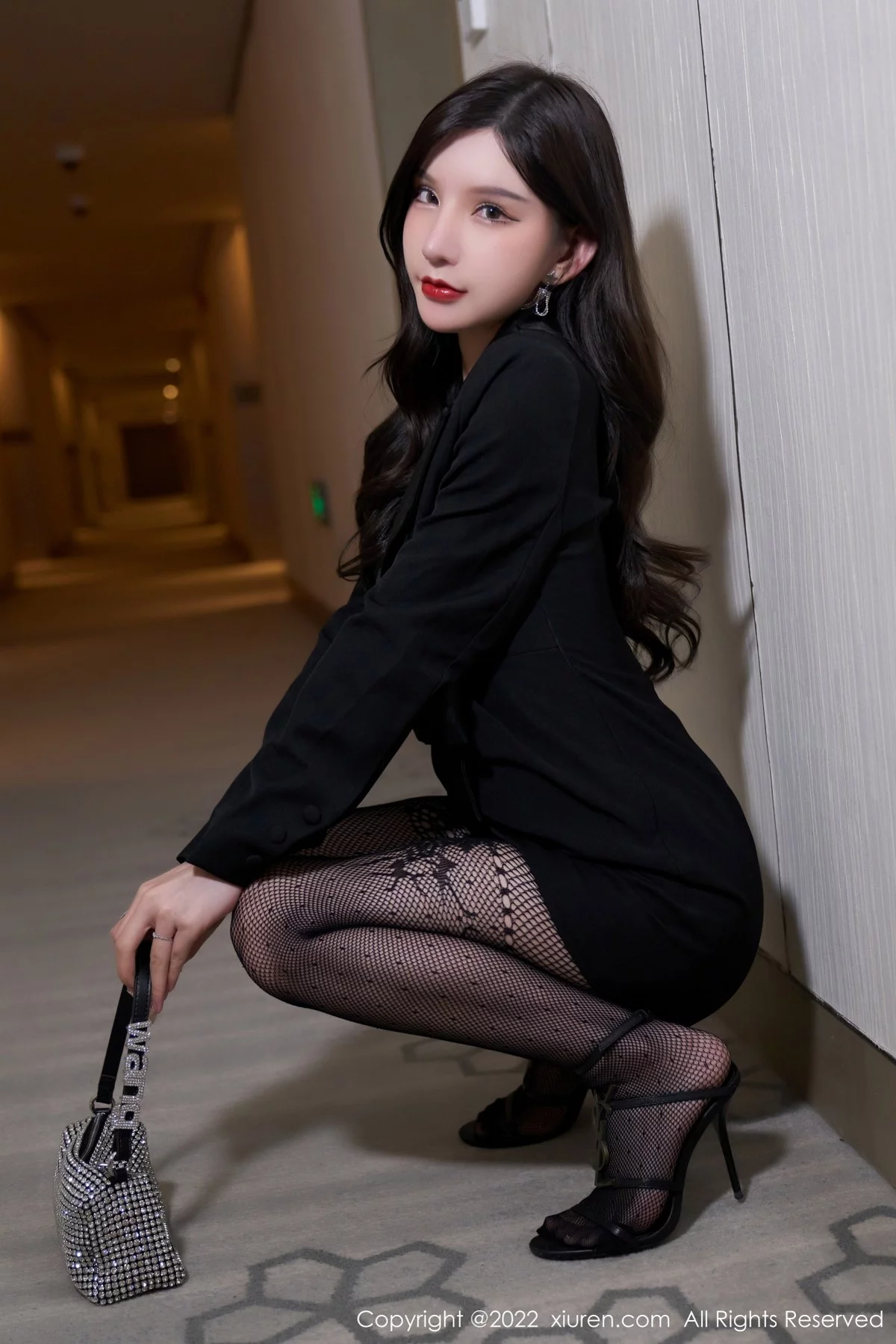 [[XiuRen秀人网]秀人网]No.4486_女神周于希Sally性感黑色上衣配黑丝网袜半脱露翘臀撩人诱惑写真80P