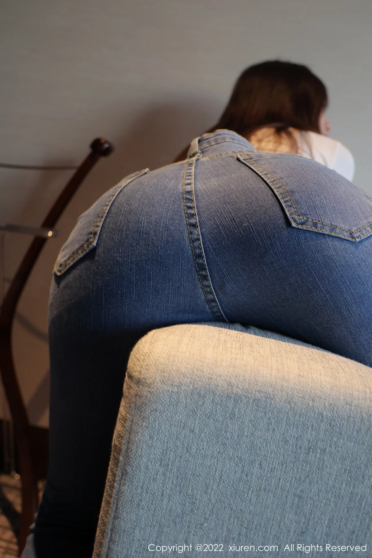 [[XiuRen秀人网]秀人网]No.4481_模特月音瞳白色连体衣配牛仔裤半脱露黑丝网袜秀美腿性感写真93P