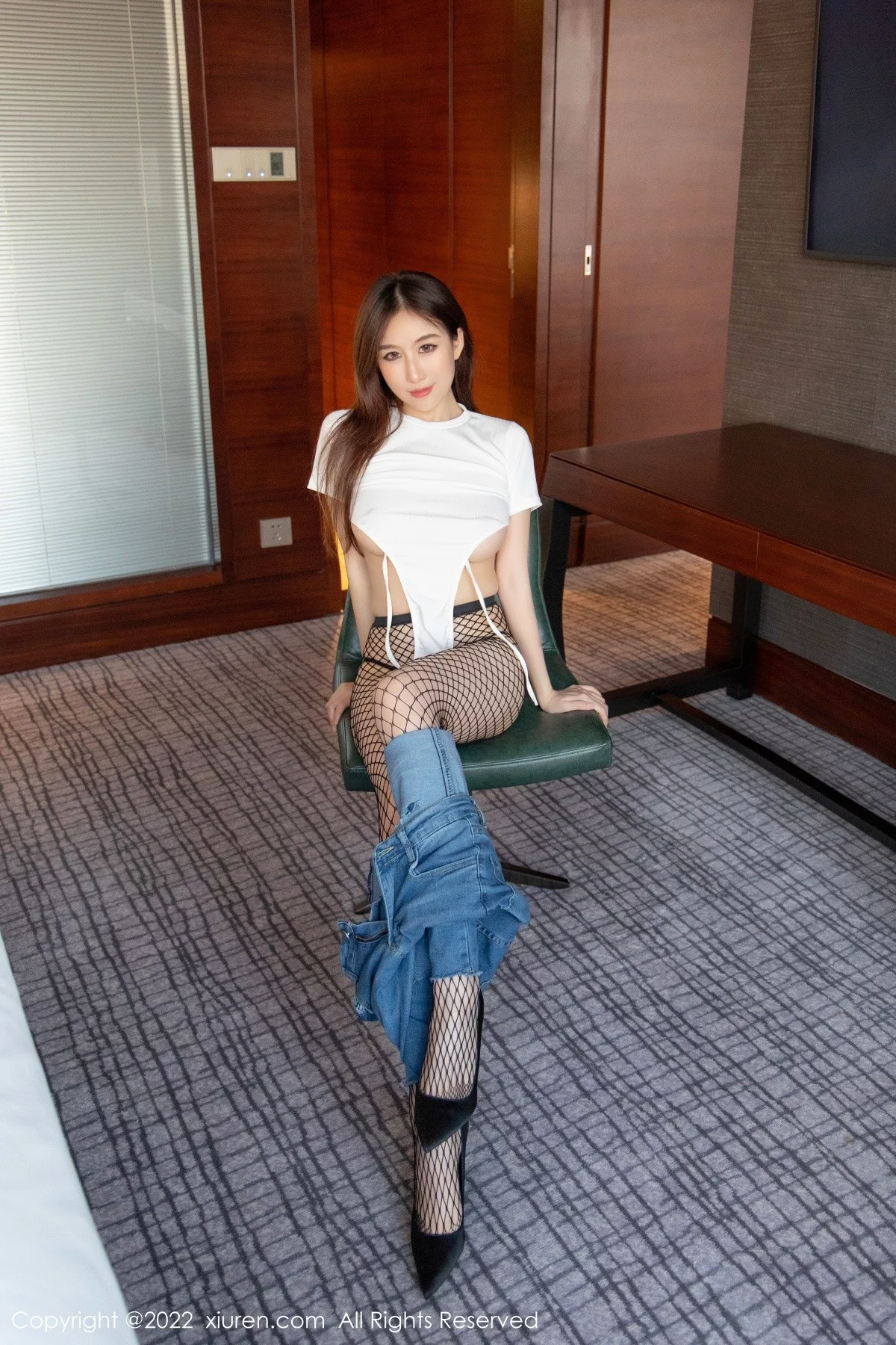 [[XiuRen秀人网]秀人网]No.4481_模特月音瞳白色连体衣配牛仔裤半脱露黑丝网袜秀美腿性感写真93P