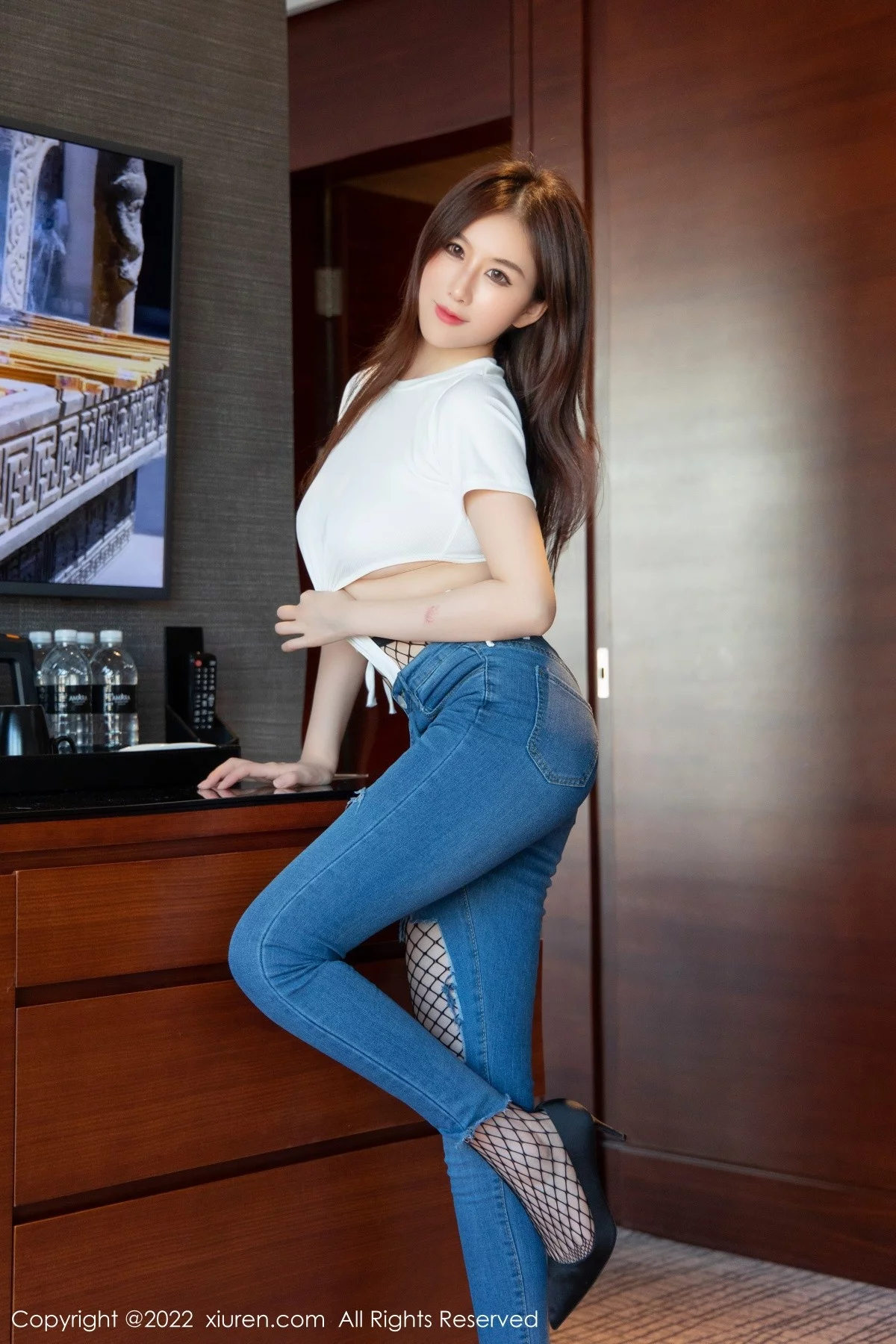 [[XiuRen秀人网]秀人网]No.4481_模特月音瞳白色连体衣配牛仔裤半脱露黑丝网袜秀美腿性感写真93P