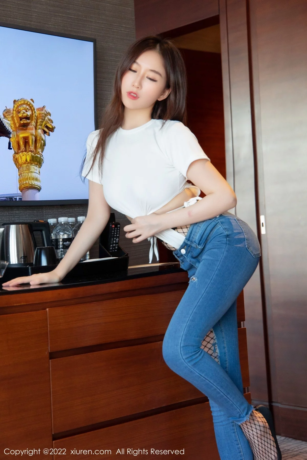 [[XiuRen秀人网]秀人网]No.4481_模特月音瞳白色连体衣配牛仔裤半脱露黑丝网袜秀美腿性感写真93P