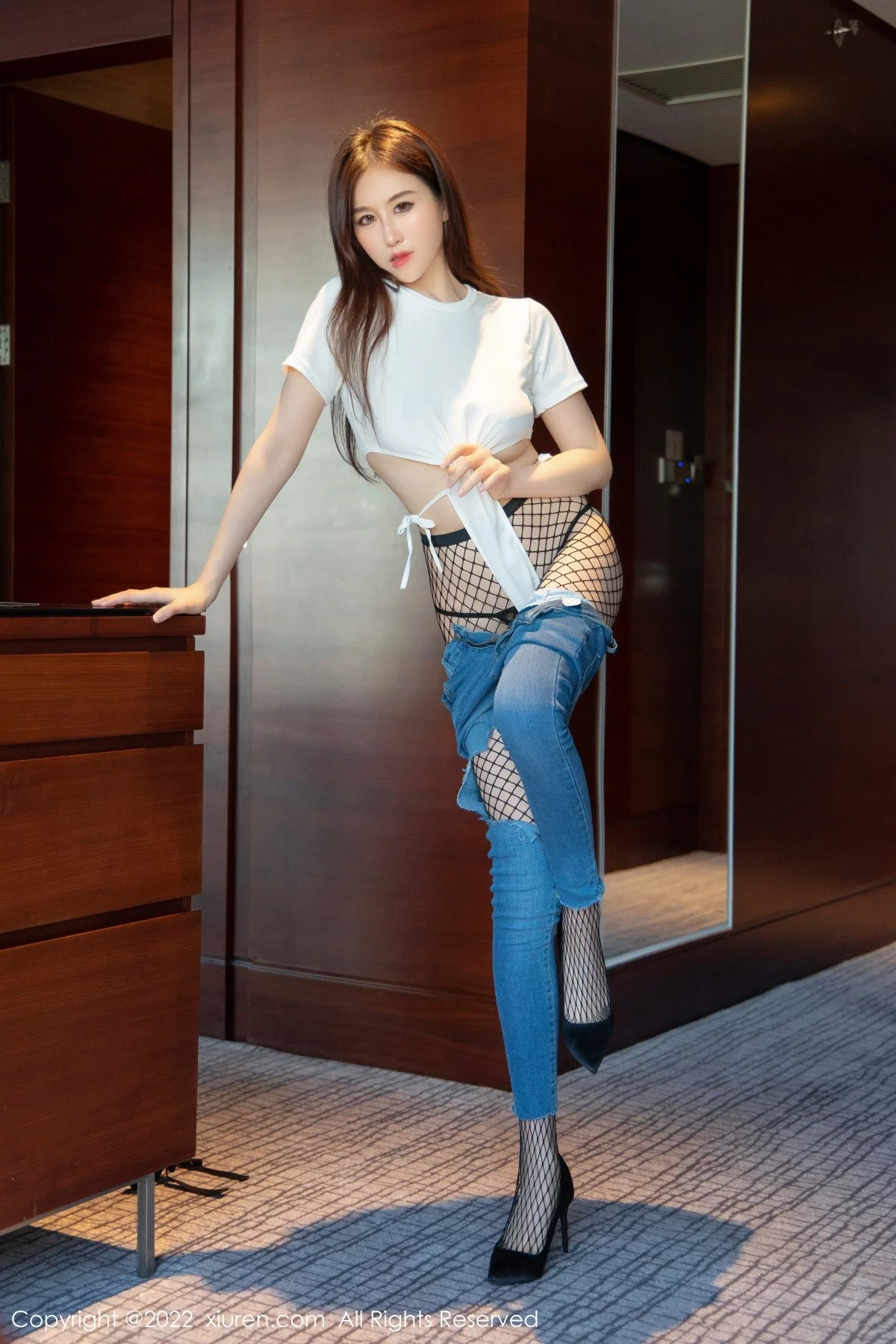 [[XiuRen秀人网]秀人网]No.4481_模特月音瞳白色连体衣配牛仔裤半脱露黑丝网袜秀美腿性感写真93P
