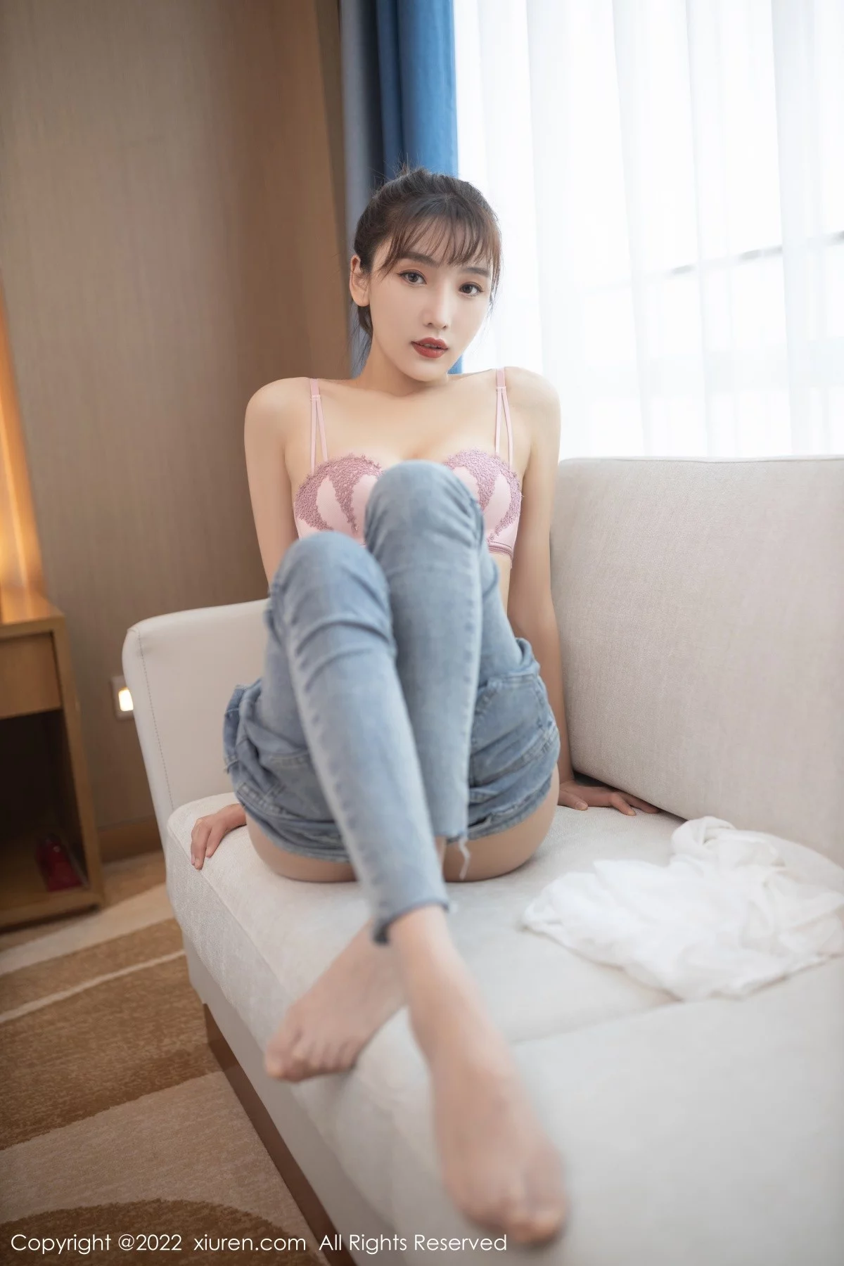 [[XiuRen秀人网]秀人网]No.4493_模特陆萱萱角色扮演主题私房脱牛仔裤露无内肉丝惹火诱惑写真91P