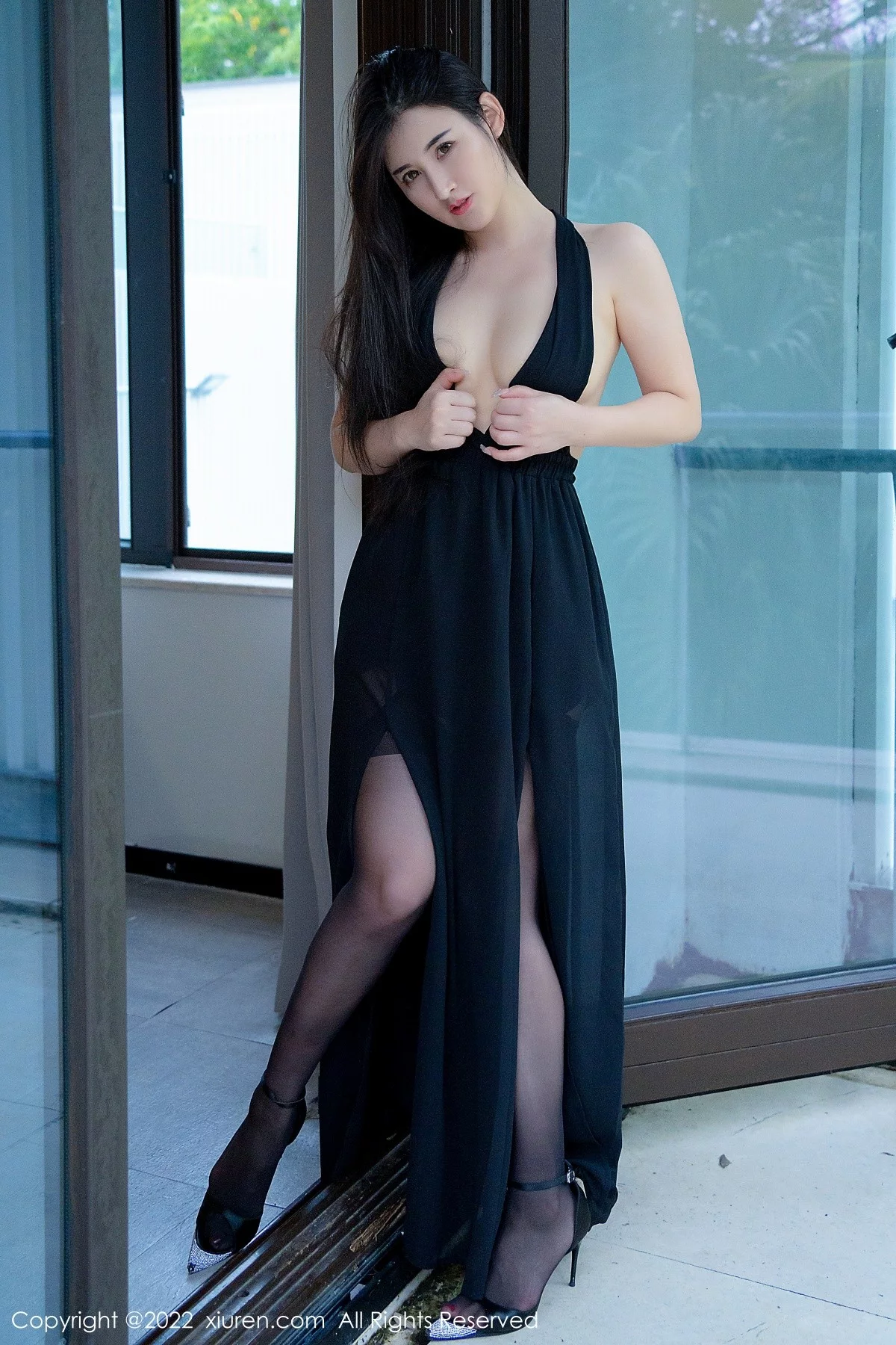 [[XiuRen秀人网]秀人网]No.4488_模特诗诗kiki三亚旅拍黑色轻透连衣长裙配黑丝吊袜极致魅惑写真56P