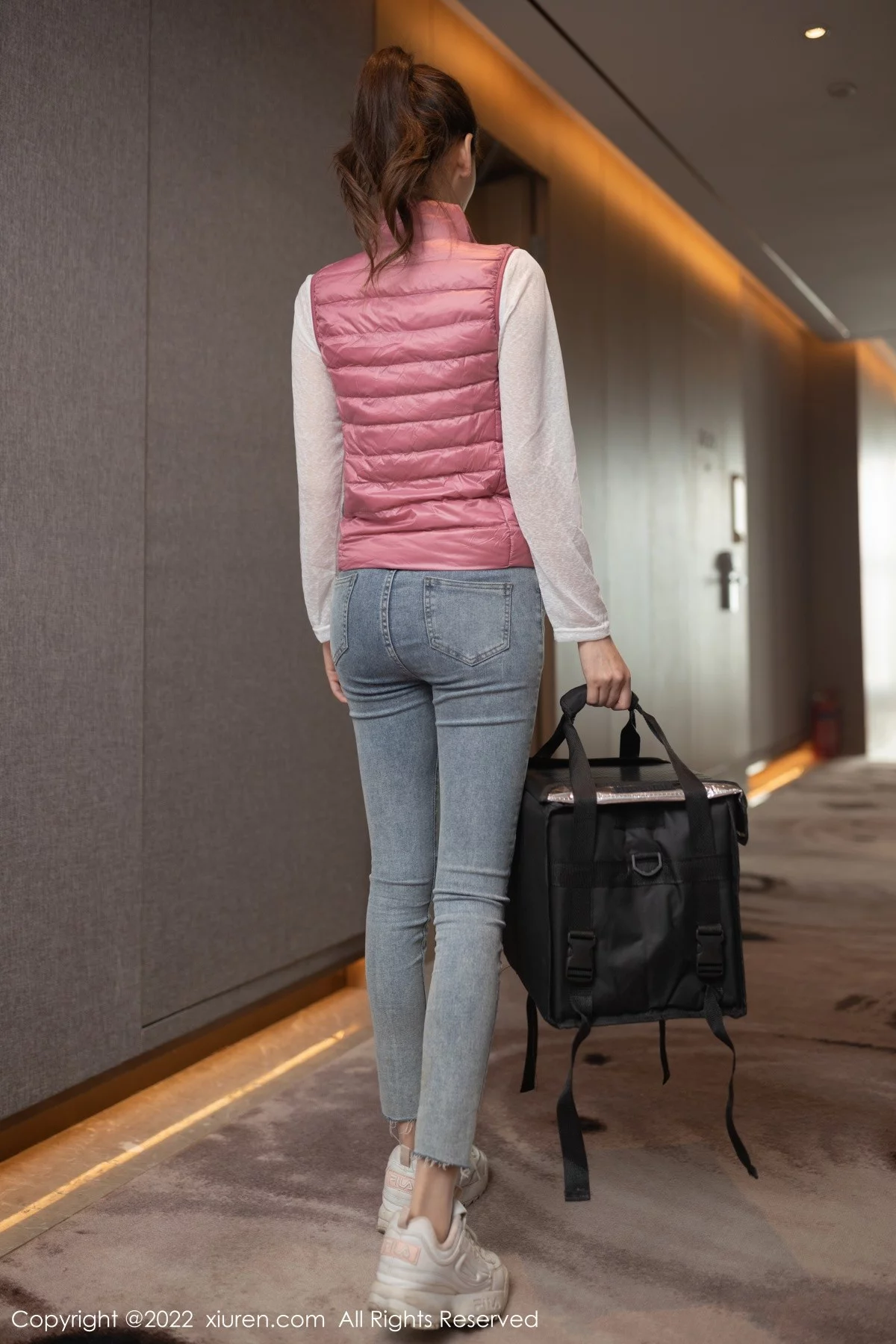 [[XiuRen秀人网]秀人网]No.4493_模特陆萱萱角色扮演主题私房脱牛仔裤露无内肉丝惹火诱惑写真91P