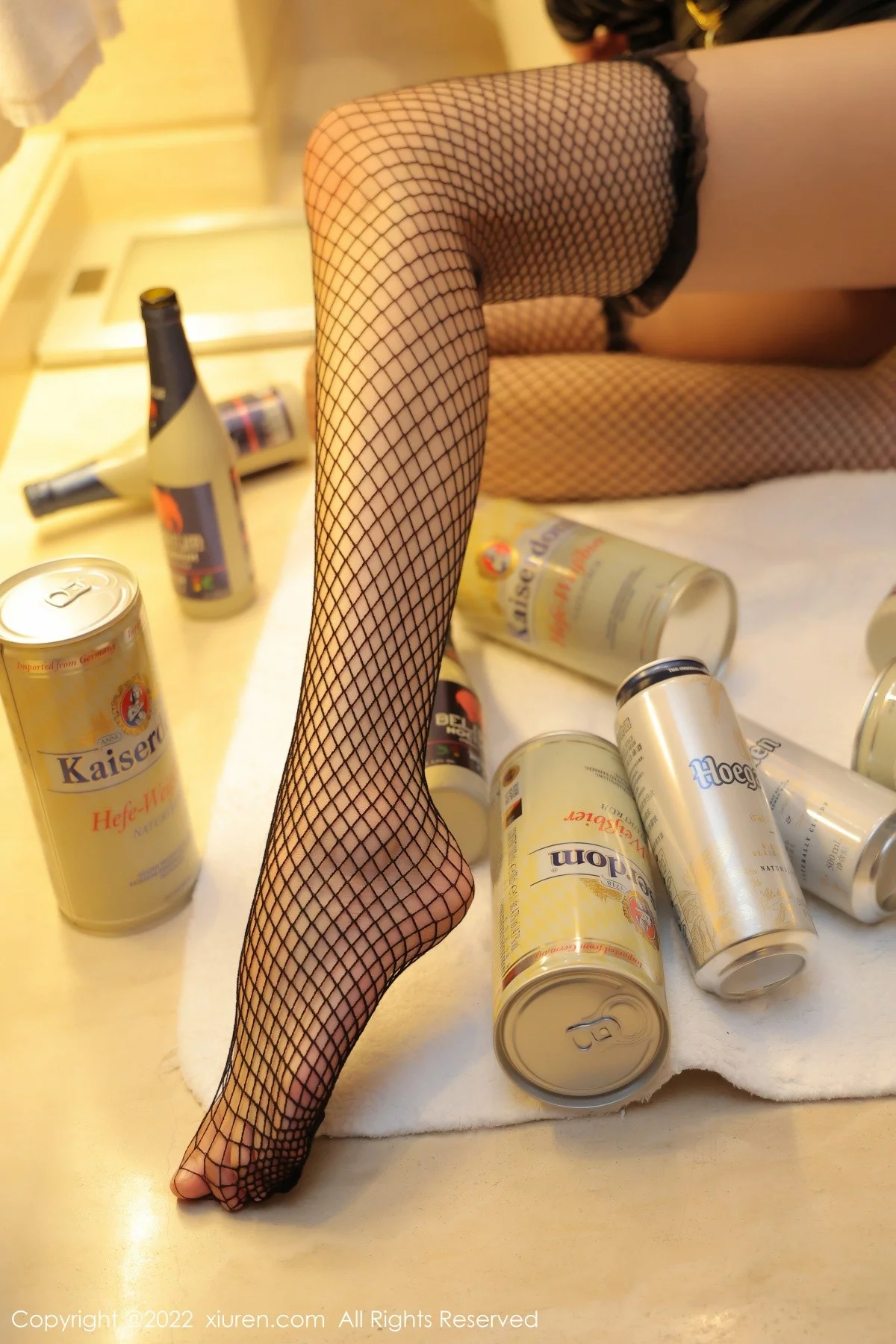 [[XiuRen秀人网]秀人网]No.4489_模特Arude薇薇私房浴室脱黑皮上衣露性感内衣黑丝网袜诱惑写真30P