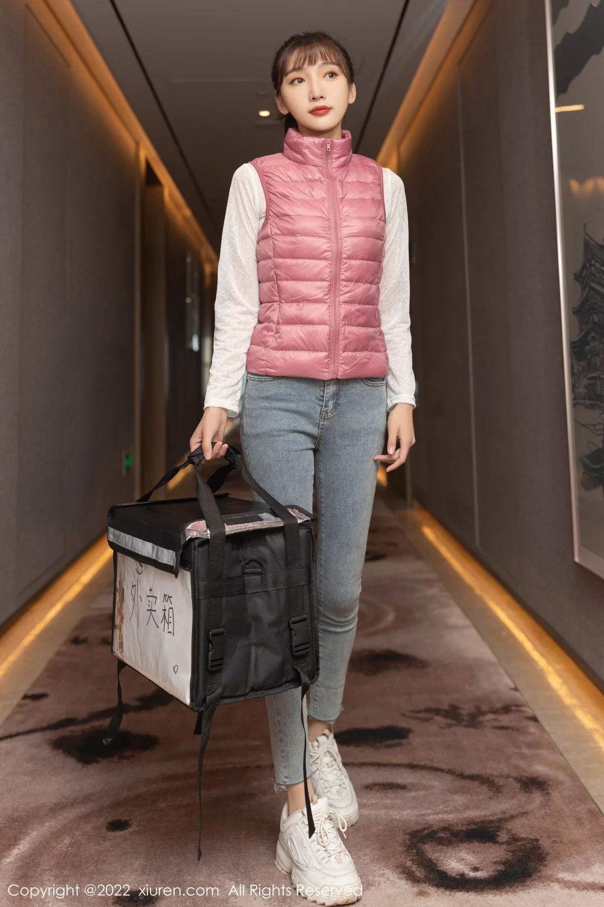 [[XiuRen秀人网]秀人网]No.4493_模特陆萱萱角色扮演主题私房脱牛仔裤露无内肉丝惹火诱惑写真91P