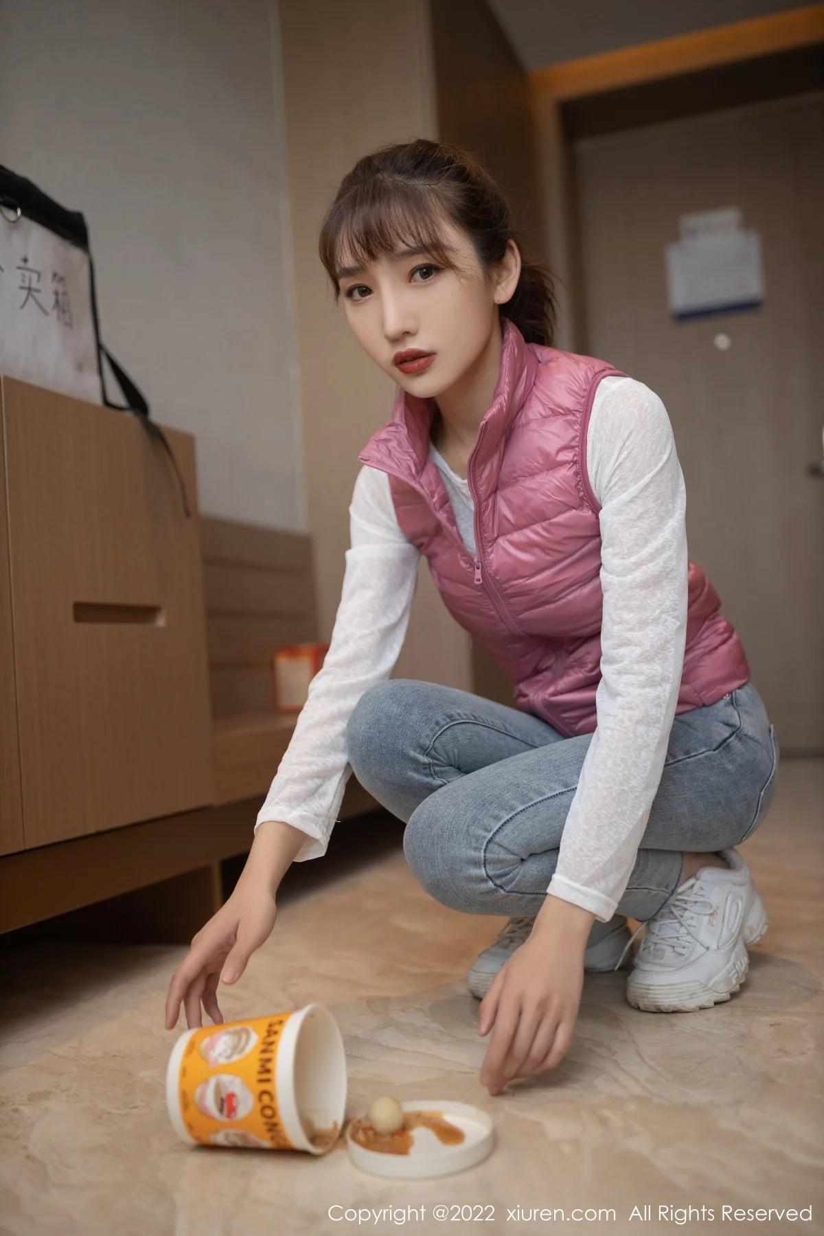 [[XiuRen秀人网]秀人网]No.4493_模特陆萱萱角色扮演主题私房脱牛仔裤露无内肉丝惹火诱惑写真91P