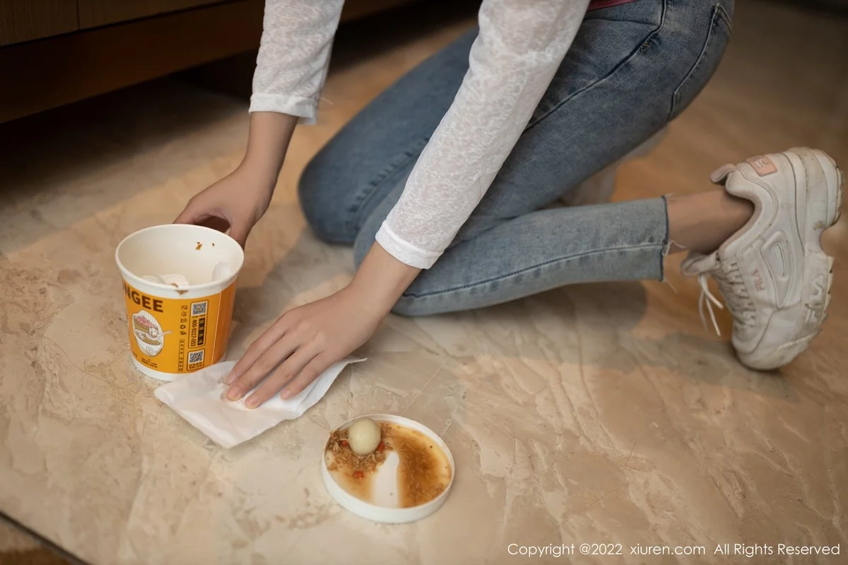 [[XiuRen秀人网]秀人网]No.4493_模特陆萱萱角色扮演主题私房脱牛仔裤露无内肉丝惹火诱惑写真91P