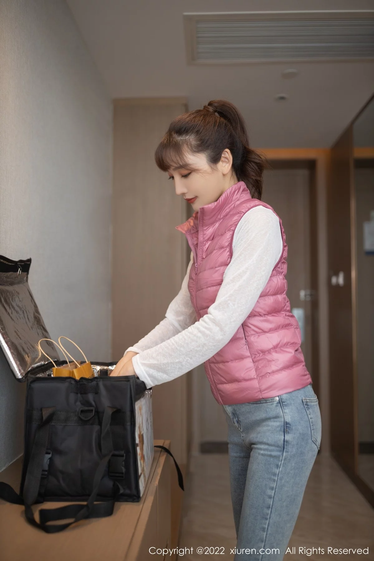 [[XiuRen秀人网]秀人网]No.4493_模特陆萱萱角色扮演主题私房脱牛仔裤露无内肉丝惹火诱惑写真91P